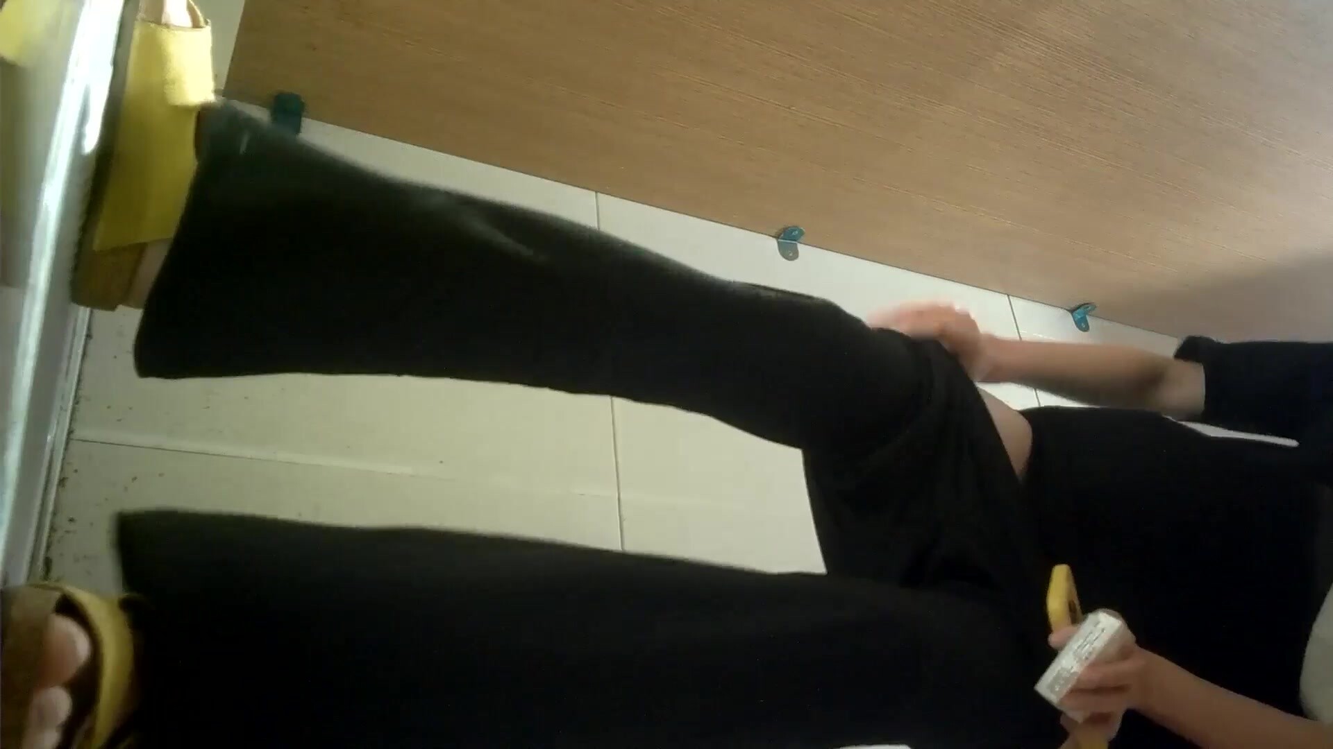 五月新流出酒吧女廁前景高畫質偷拍小姐尿尿兩個同性戀小姐姐貌似在裡面親熱