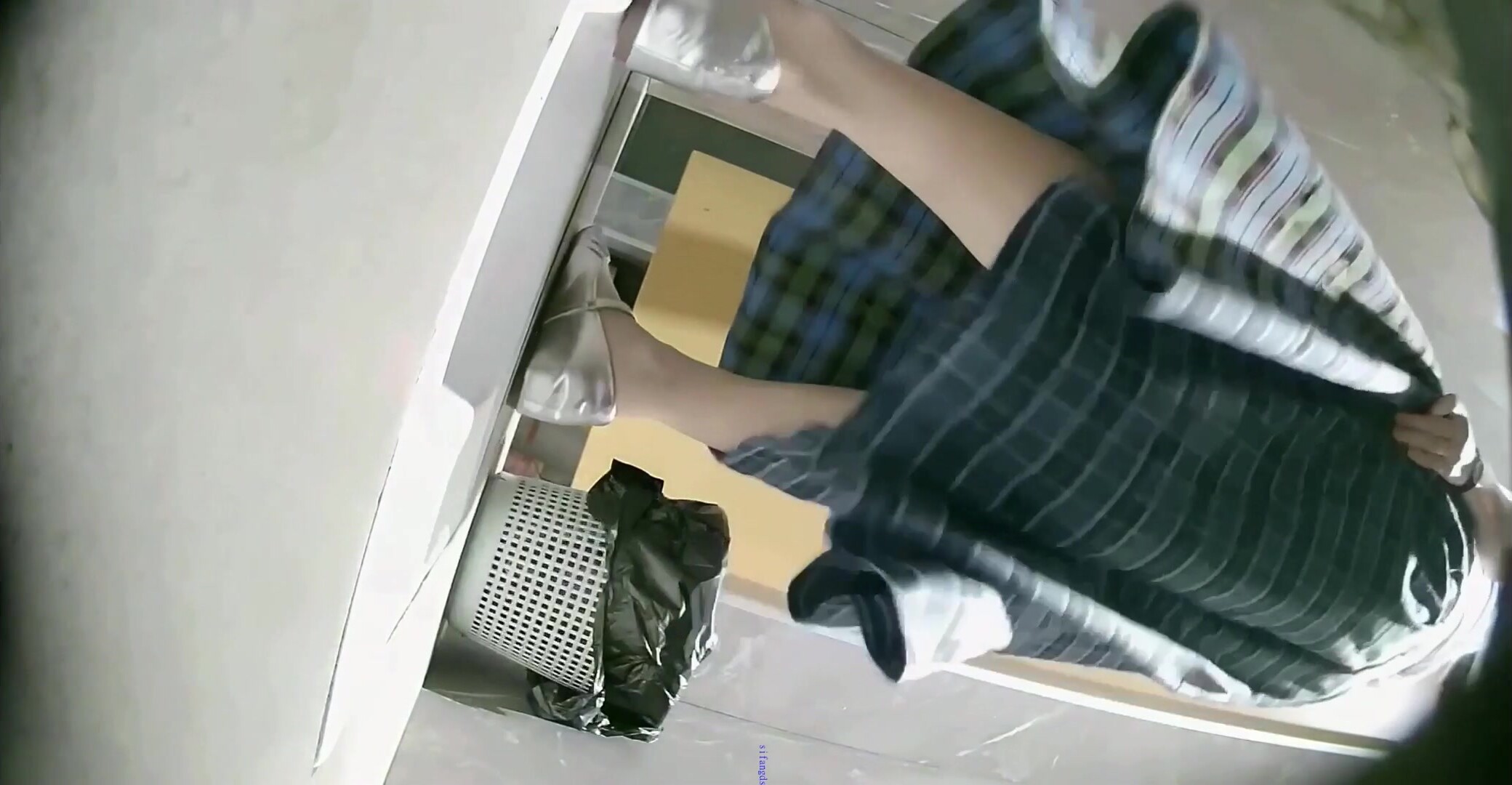 五月最新流出新系列KTV女廁多角度偷拍小姐尿尿重金屬長靴靚妹的一線逼貌似沒怎麼被開發過