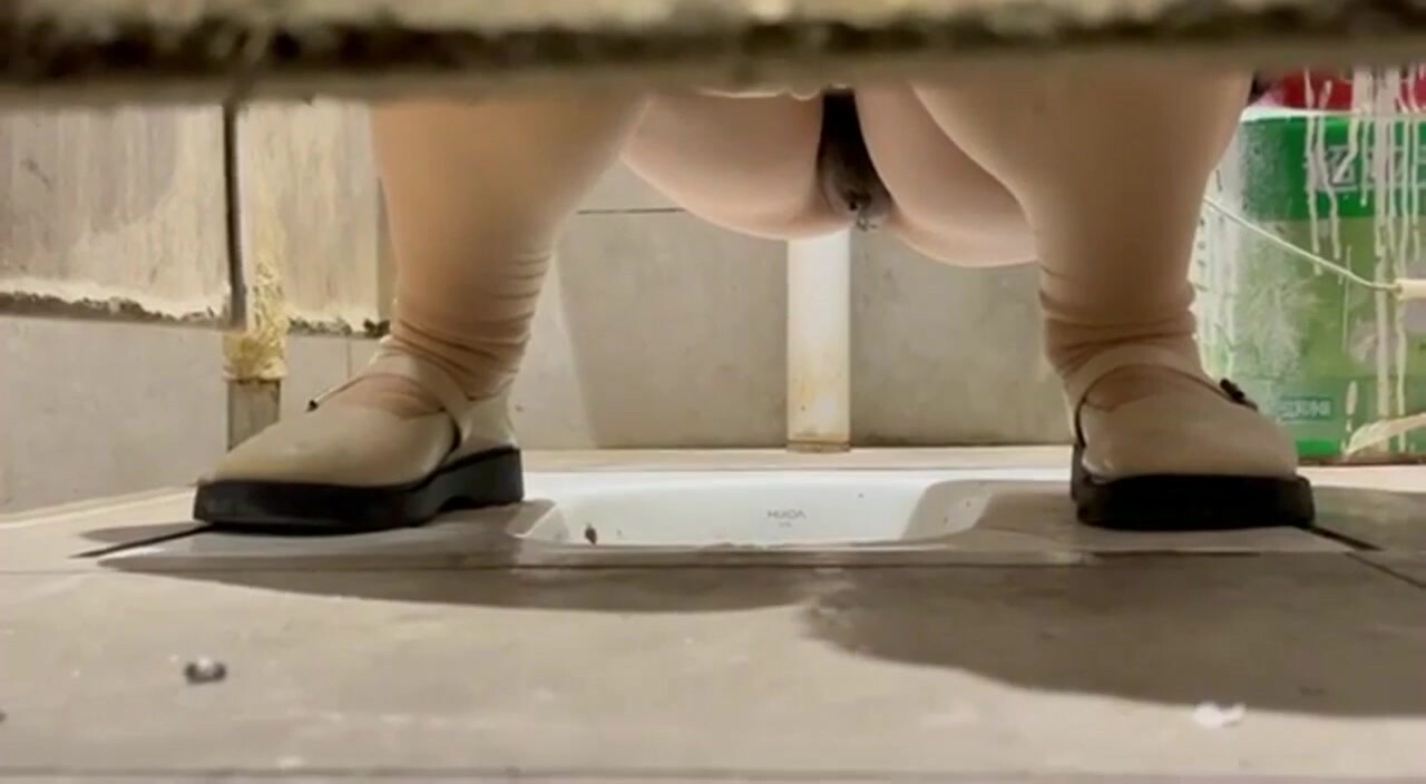 八月新流出廁拍大神潛入寫字樓女廁偷拍高跟少婦白領姐姐逼還挺嫩的