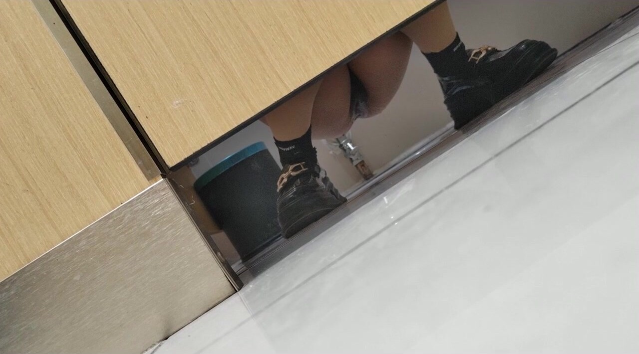 八月最新流出廁拍大神手持闖拍商場女廁偷窺美女尿尿在出口假裝打電話拍臉