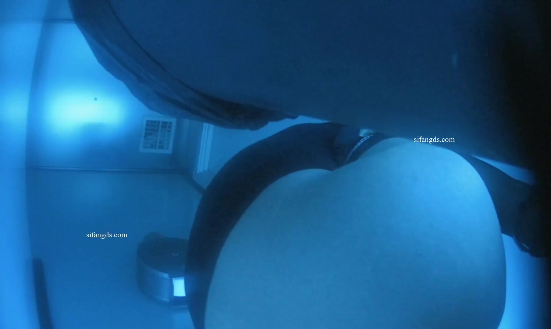 六月新流出KTV酒吧女廁偷放裝置偷拍小姐尿尿前蹲的牛仔褲美女眼神有點迷茫