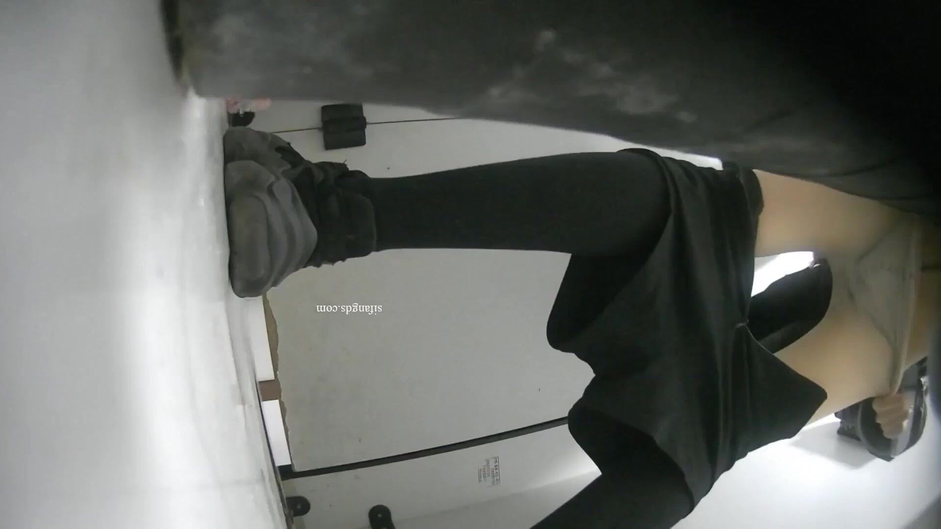 六月新流出KTV酒吧女廁高畫質後拍小姐尿尿兩個閨蜜一塊上廁所的小姐姐