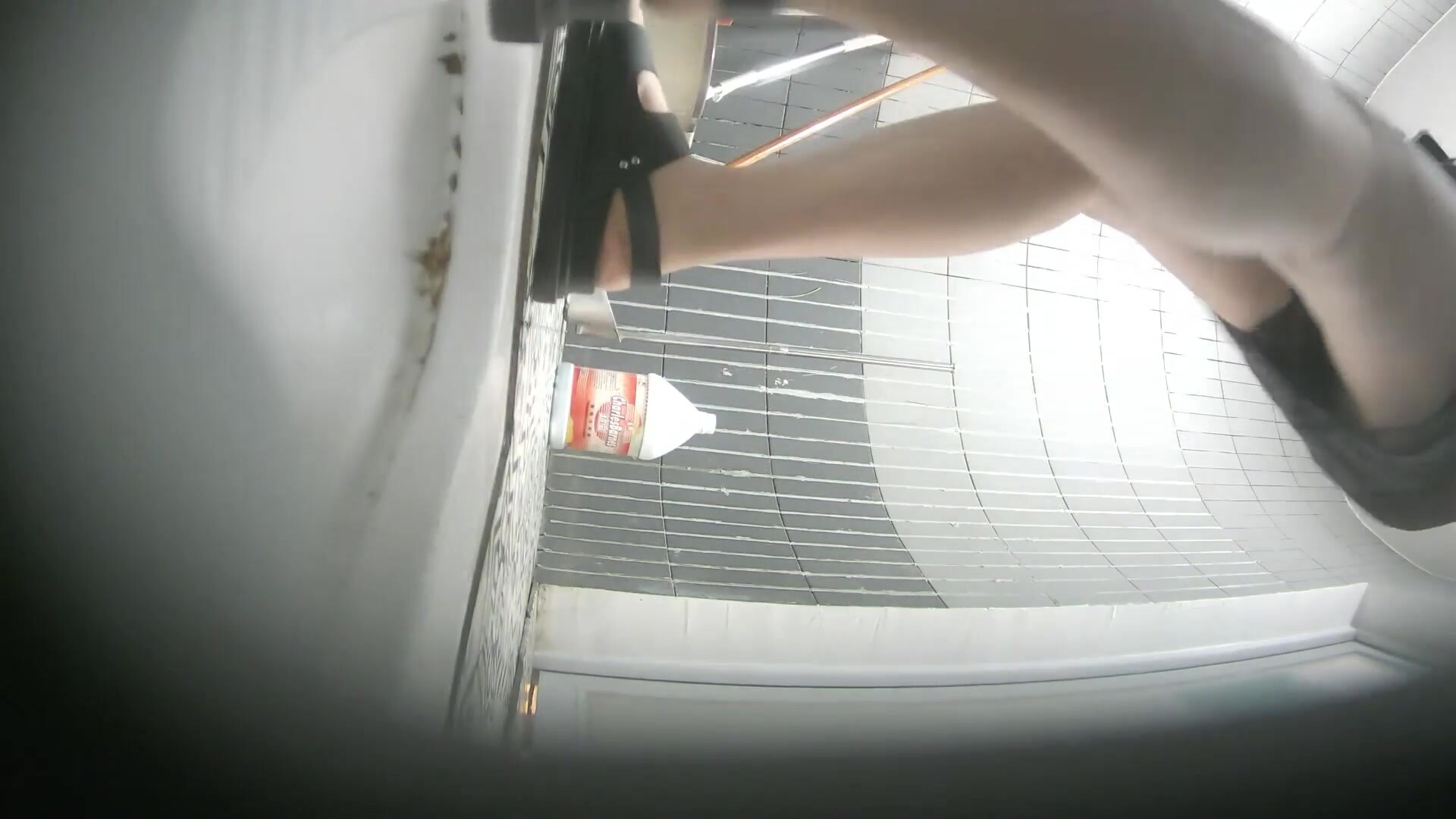 六月新流出寫字樓女廁❤️偷放裝置後拍白領尿尿氣質優雅的黑裙白領姐姐