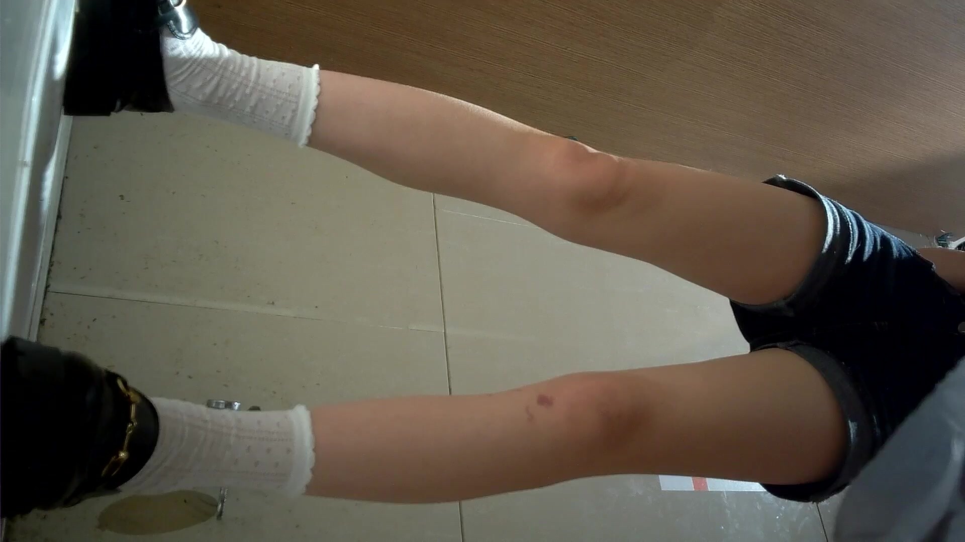 六月新流出酒吧女廁前景高畫質偷拍逼毛非常茂盛的小靚妹一邊尿一邊打著電話還聊嗨了微微笑