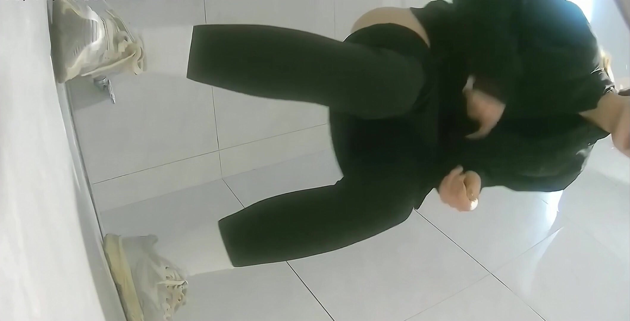 六月新流出酒店大堂女廁全景偷拍幾個顏值美女尿尿黑絲高跟眼鏡御姐下面沒有毛毛