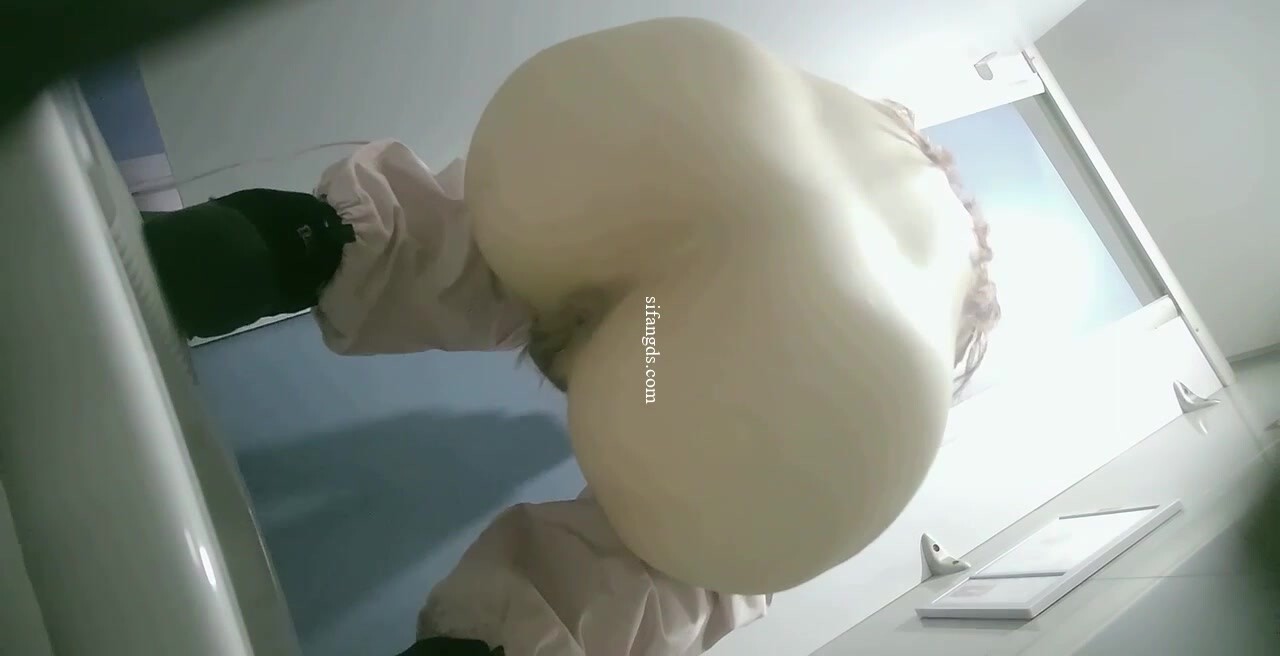 六月新流出高校女廁前後雙鏡頭偷拍兩個學妹尿尿金髮妹子的性感蜜桃臀很適合後入