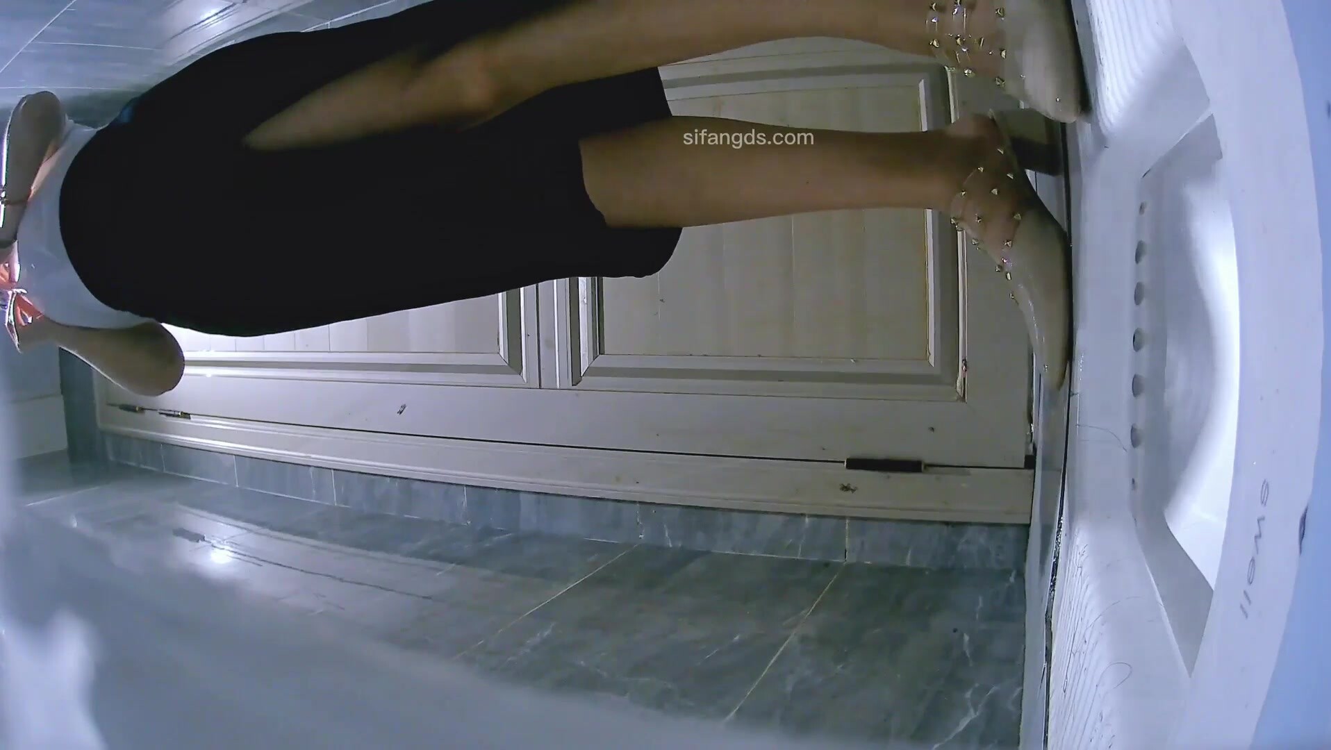 六月流出廁拍大神給KTV送酒潛入女廁偷拍小姐尿尿紅裙姐姐被客人搞了吧居然用廁兜裡的水洗逼