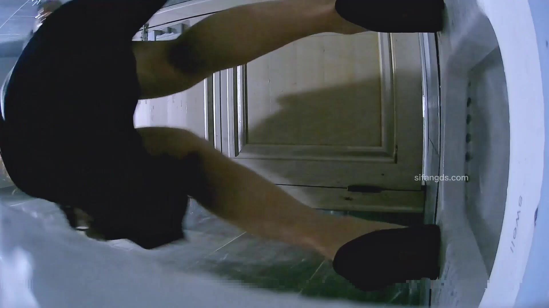 六月流出廁拍大神給KTV送酒潛入女廁偷拍小姐尿尿銀色涼鞋姐姐逼裡流出濃稠液體