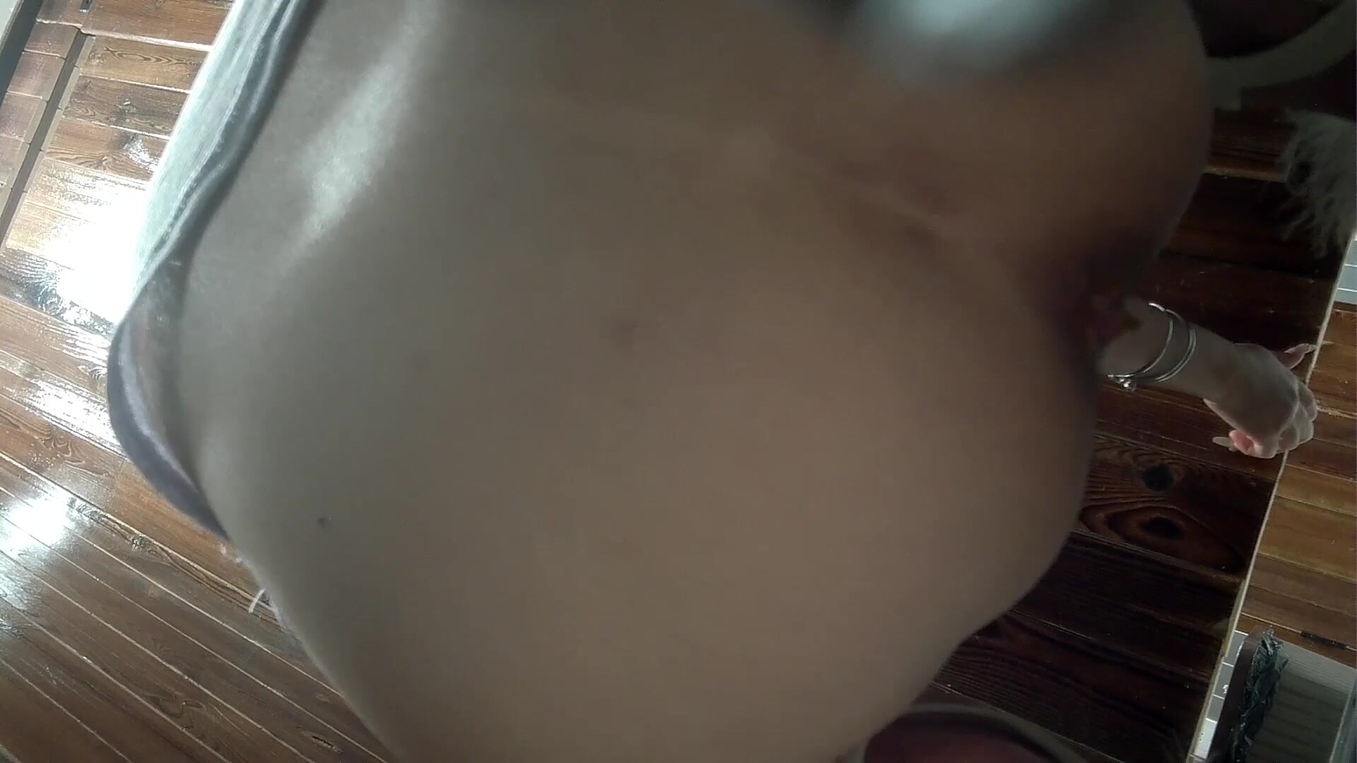 六月流出新系列夜總會女廁高畫質後拍小姐尿尿喝高了口吐黃龍的長裙靚妹