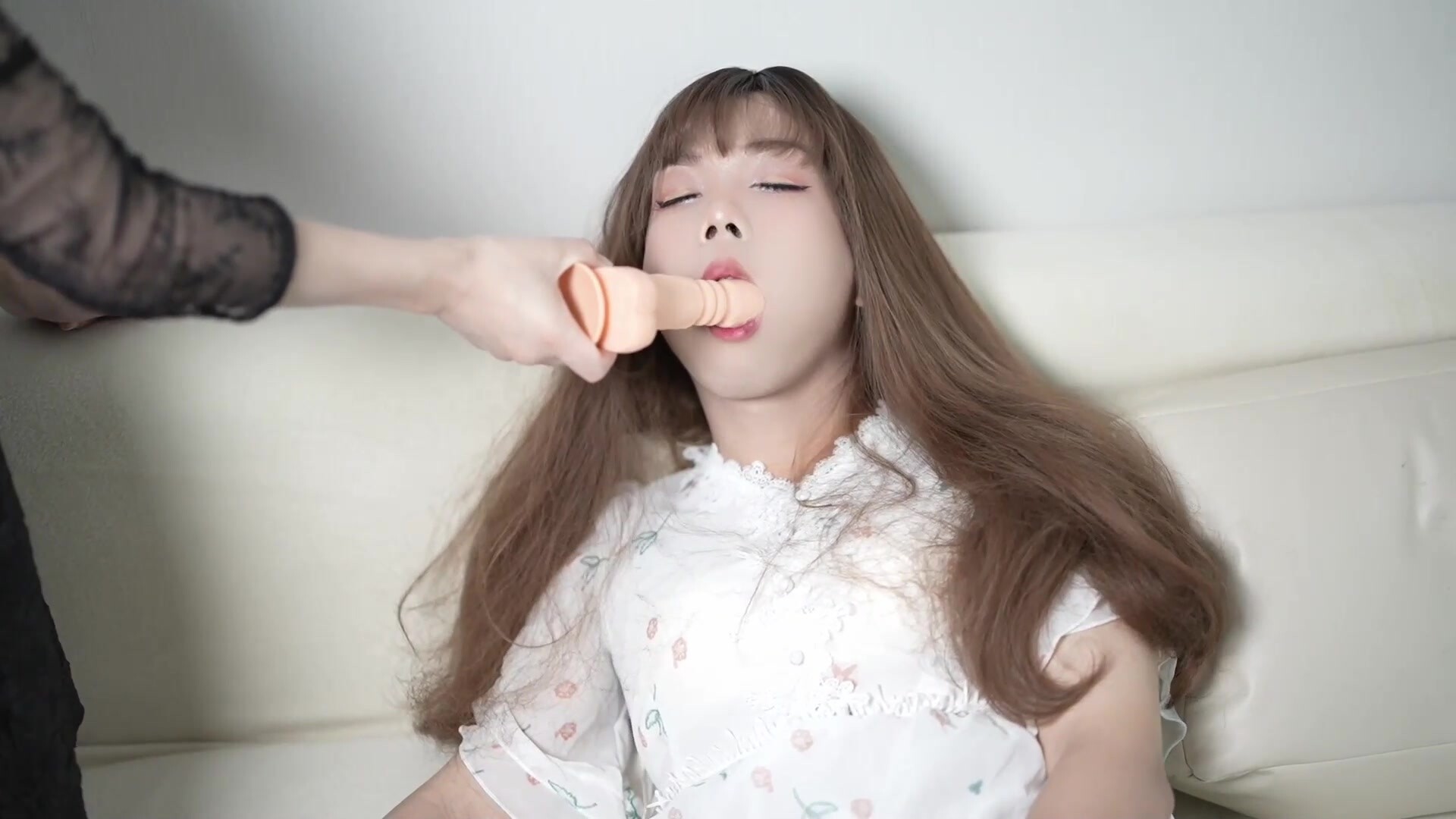 推特大神攝影師【Tiger胖虎】出品偽娘『CD楊』 看到小玩具就發騷被隔著肉絲頂菊花出水