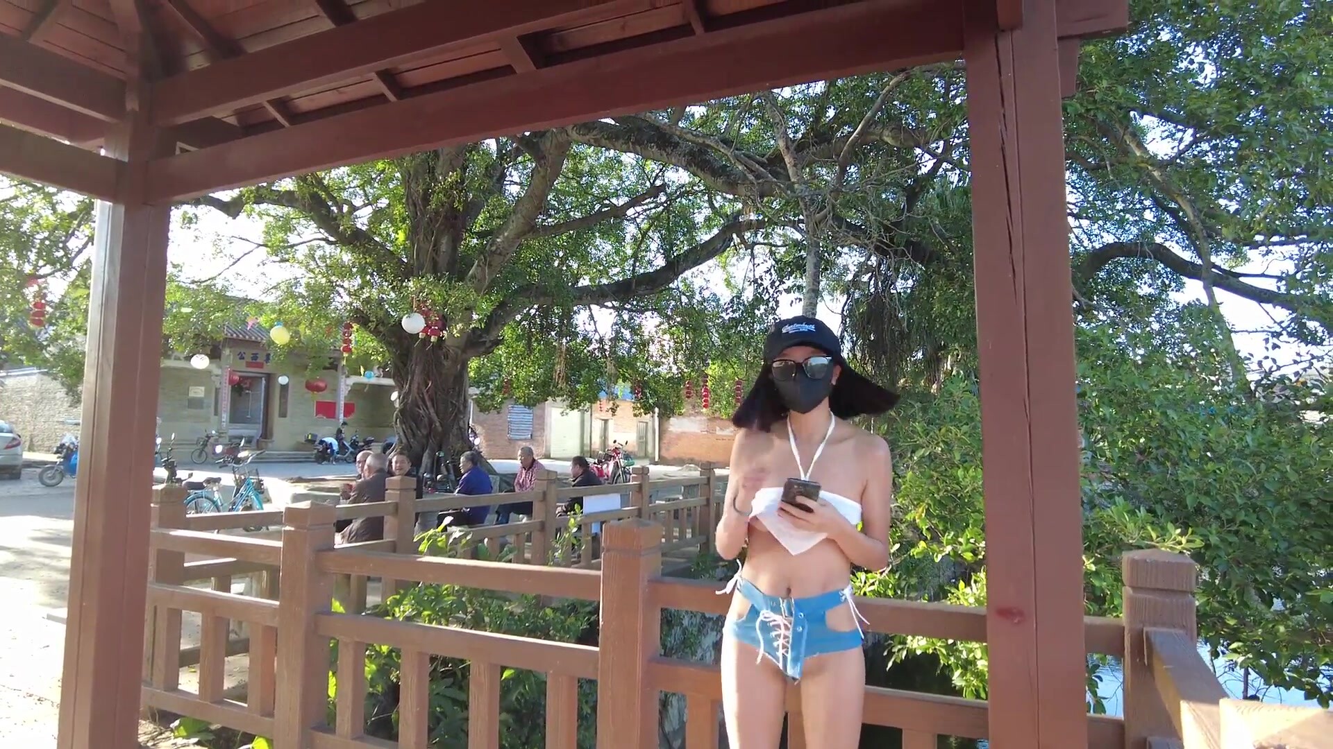 【cikaimoon】天花板露出狂人大膽御姐鬧市區公園，大白天各種人前露出，屌炸天 (2)