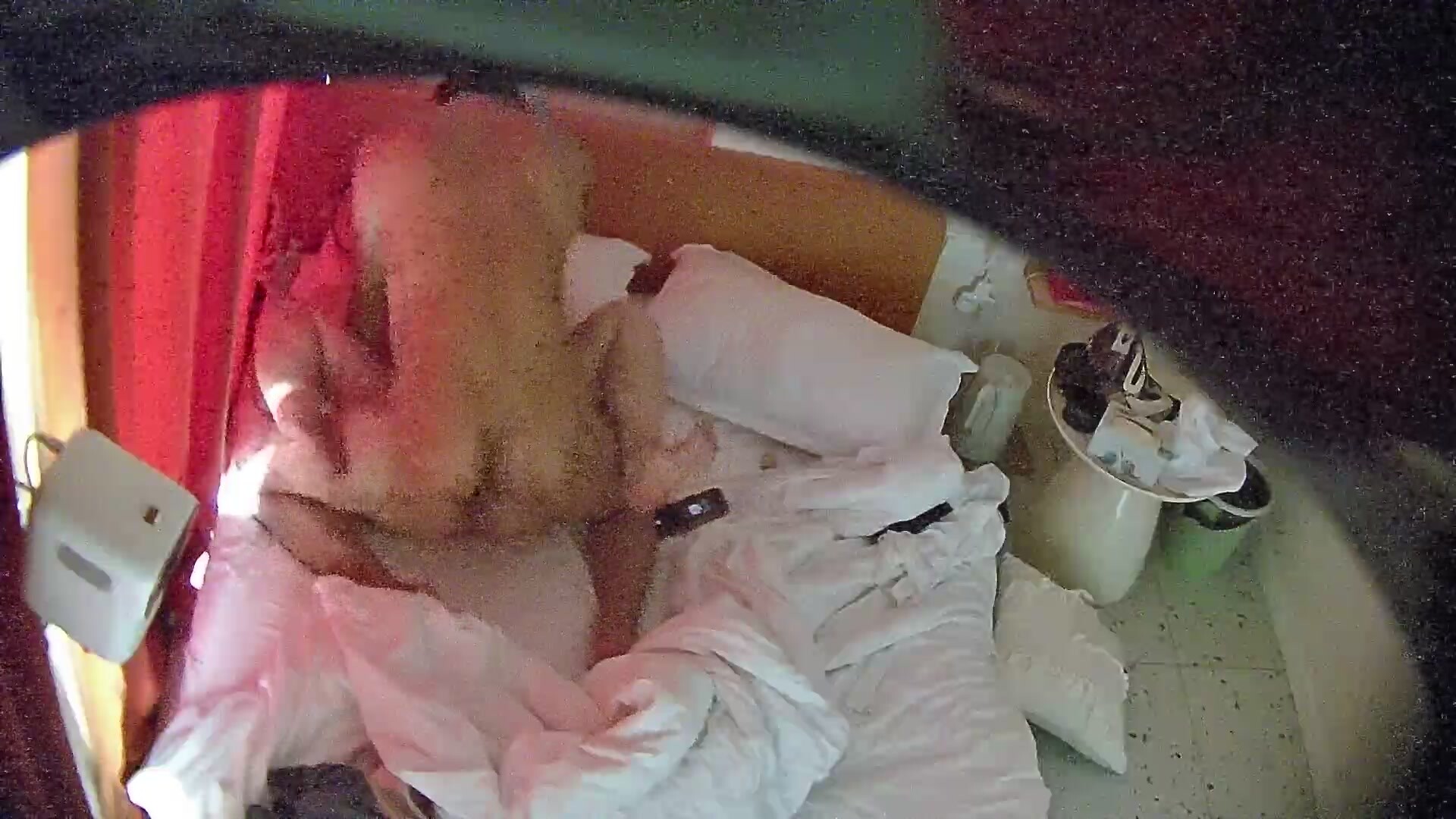 酒店偷拍 這女的白白嫩嫩又有肉，這才是極品 懂貨的才懂，騷逼邊搖還要邊看手機 (2)