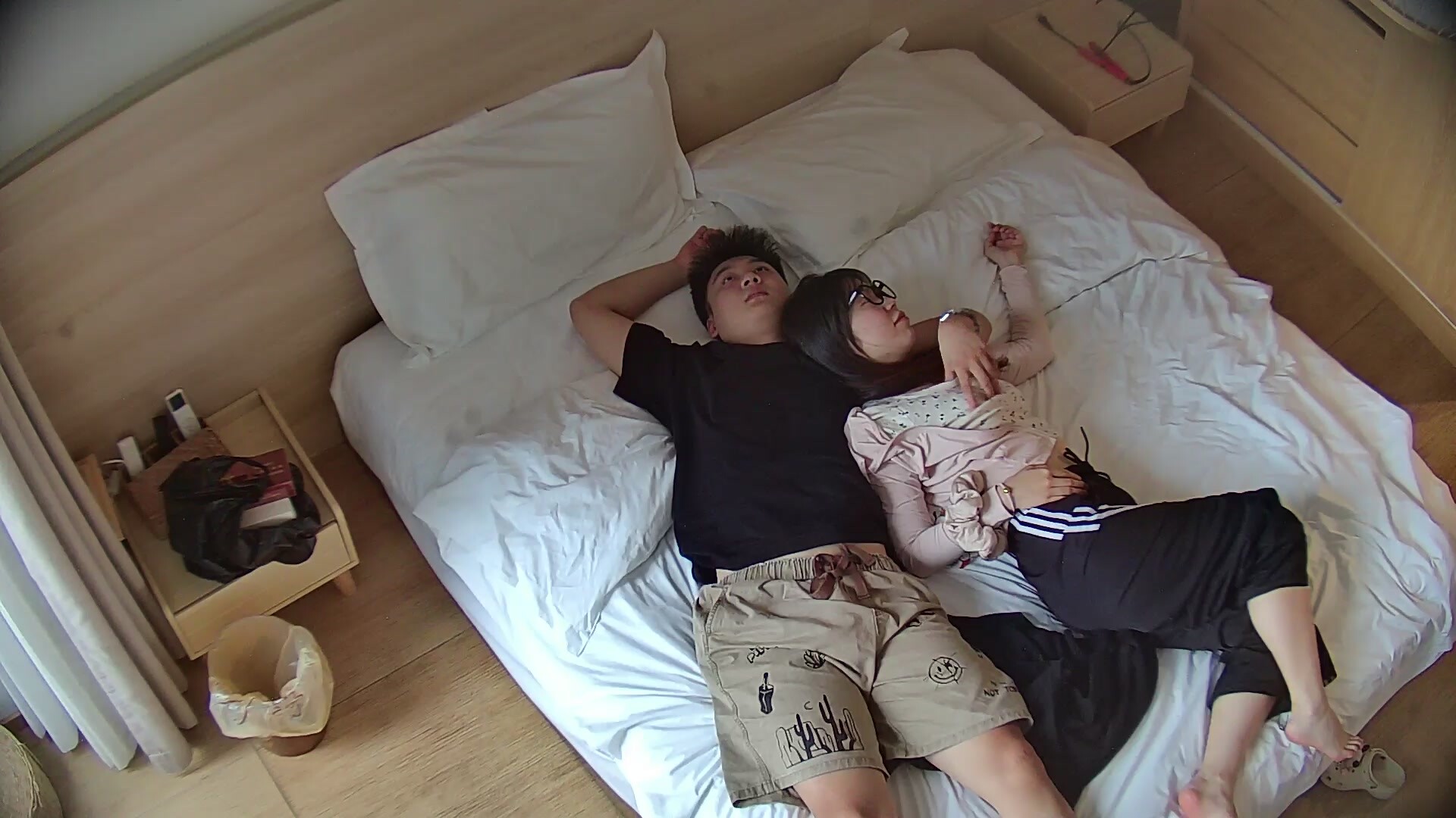 主題酒店終於遇到一對情侶讓我感受到甜蜜戀愛的感覺了 嬌小的眼鏡小美女實在太愛了 (1)