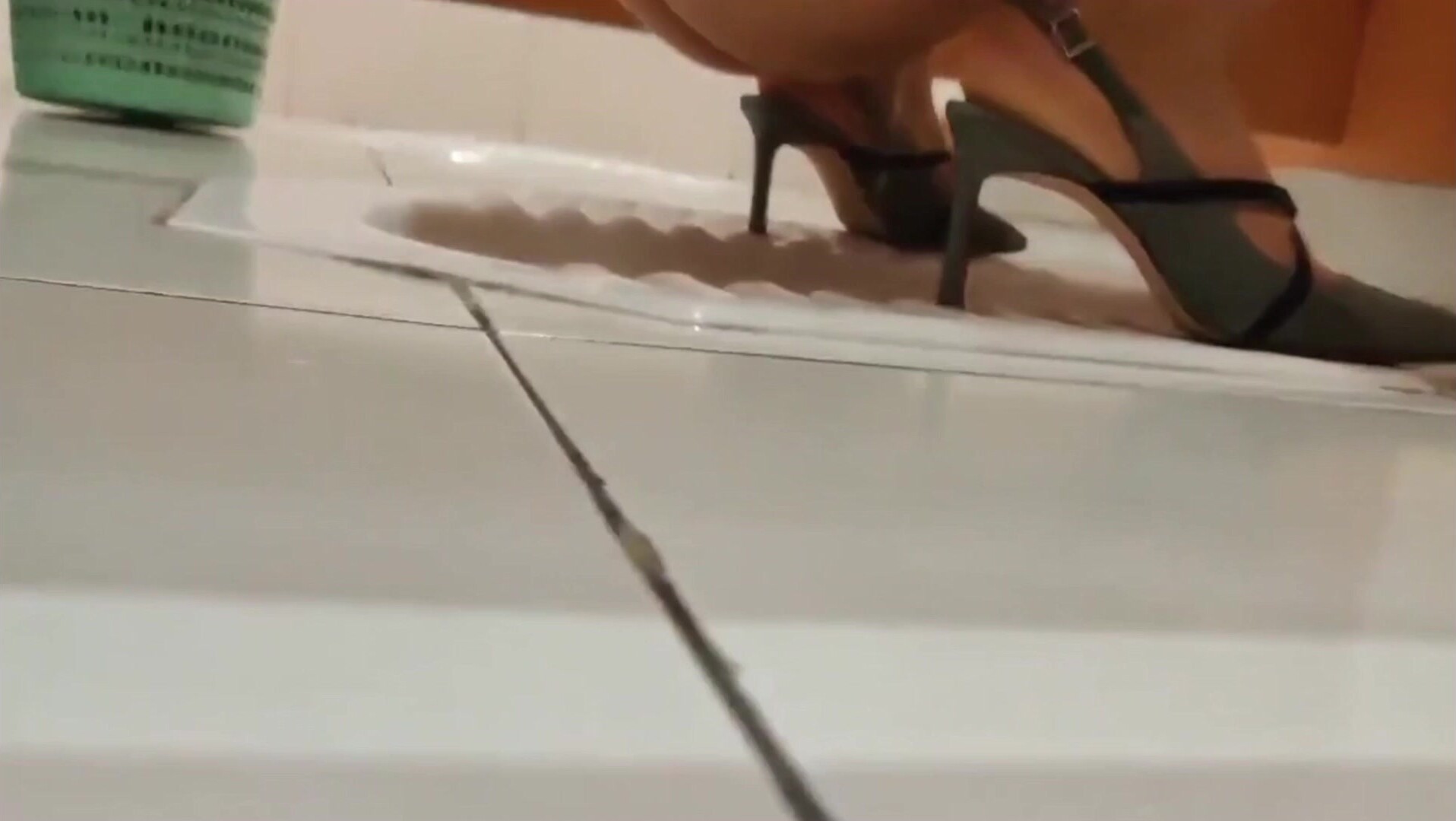 變態廁拍牛人潛入某大廈女廁多角度抄底偷拍高跟少婦的逼看到洞口有白帶居然伸手去接尿高畫質無水印版