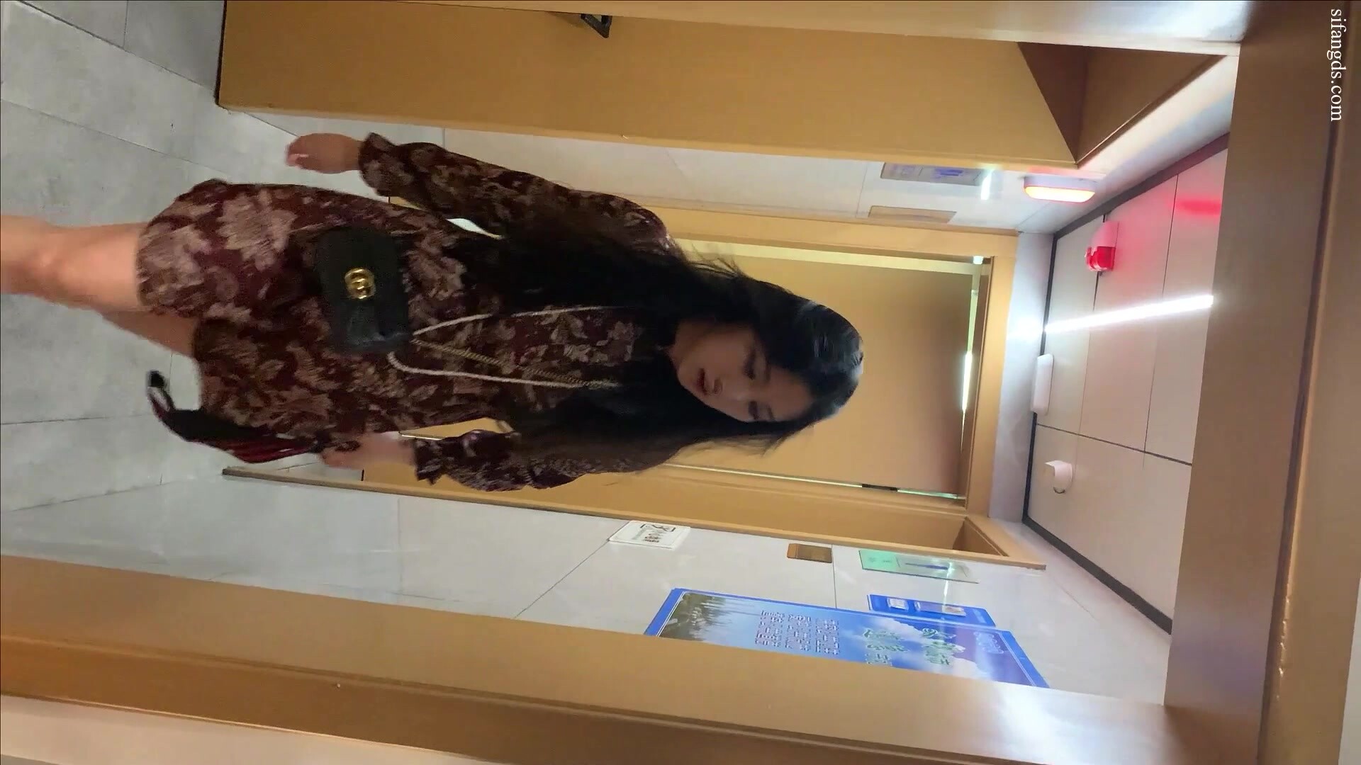 廁拍大神手持闖拍酒店女廁高畫質變焦偷拍高跟涼鞋美女的美穴還挺嫩的