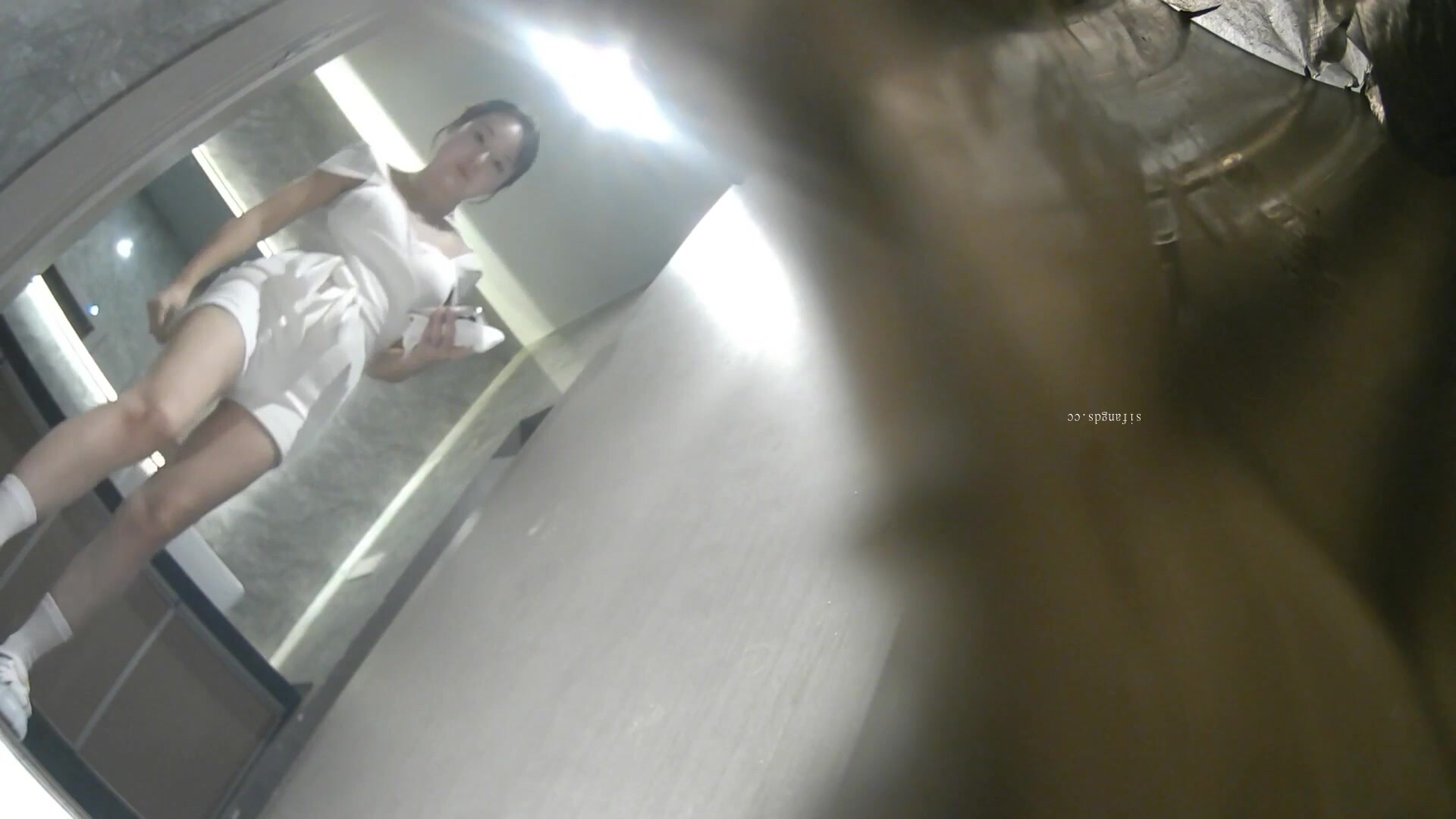 商場女廁全景偷拍剛上完瑜伽課的小姐姐人美BB也嫩