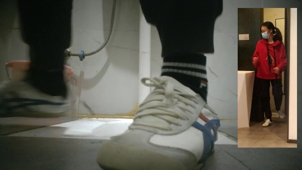 商場女蹲廁真實偷拍，數位小姐姐方便，同步露臉全身，瑜伽褲大穴美少婦，尿尿還把B掰開不知為什麼