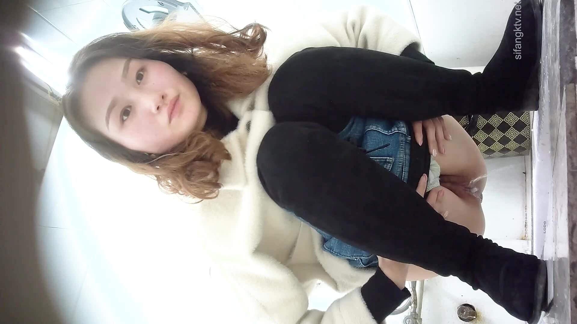 商城女廁全景偷拍牛仔褲美少婦乾淨肥美的饅頭鮑