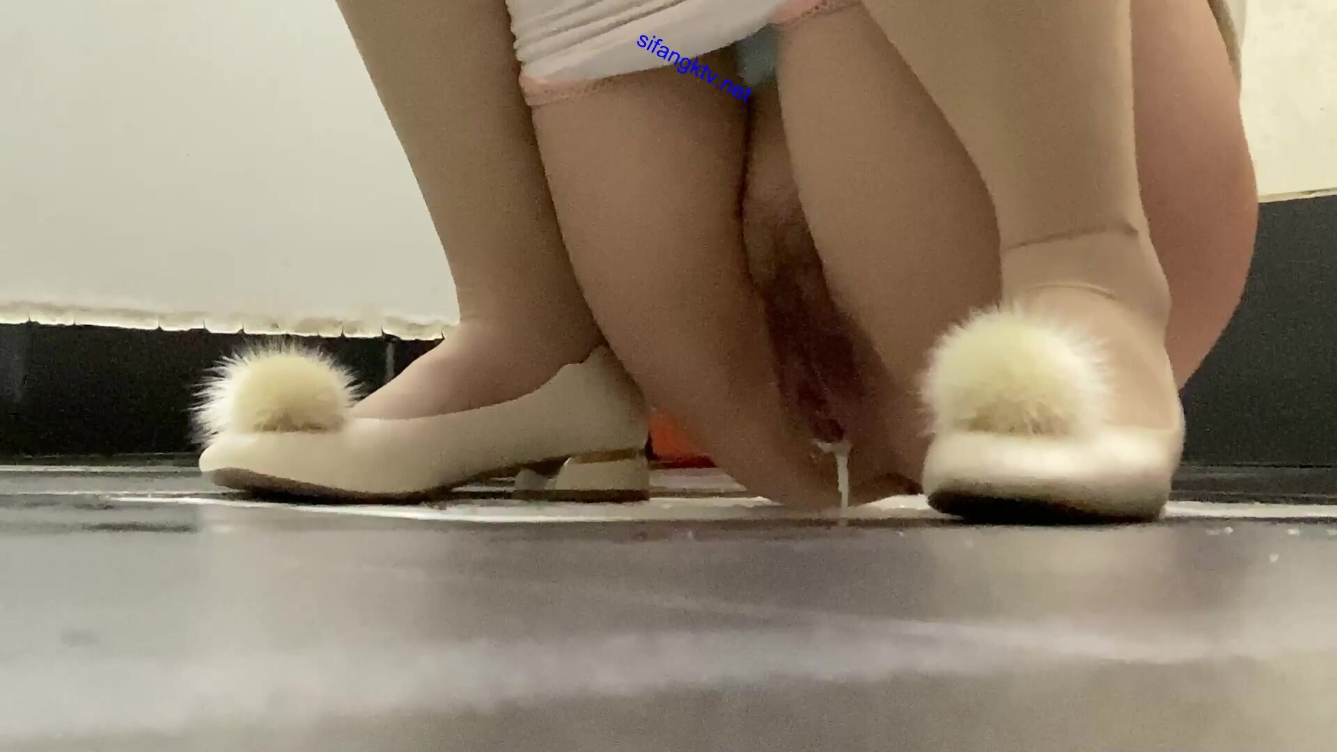 商城女廁全景偷拍肉絲美少婦的微毛肥鮑魚