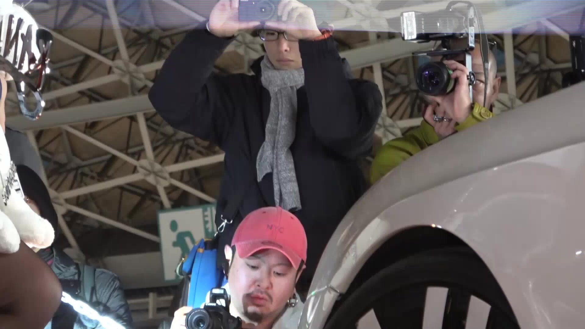 大型車展色魔攝影師緊盯幾位美女車模鮑魚半漏陰毛狠濃密 (4)