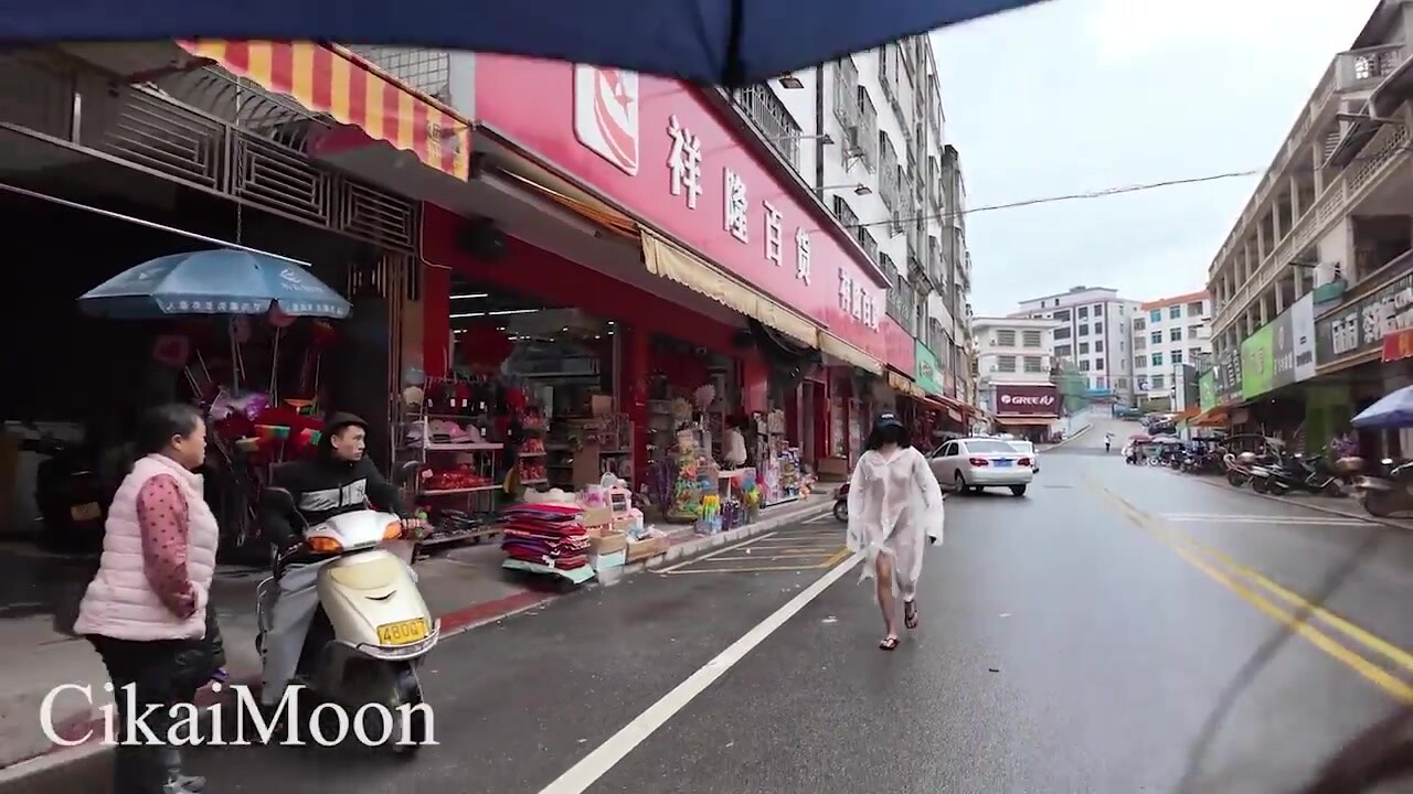 【cikaimoon】天花板露出狂人御姐最新作品，白天大膽露出無視路人，調戲老頭大叔 (1)