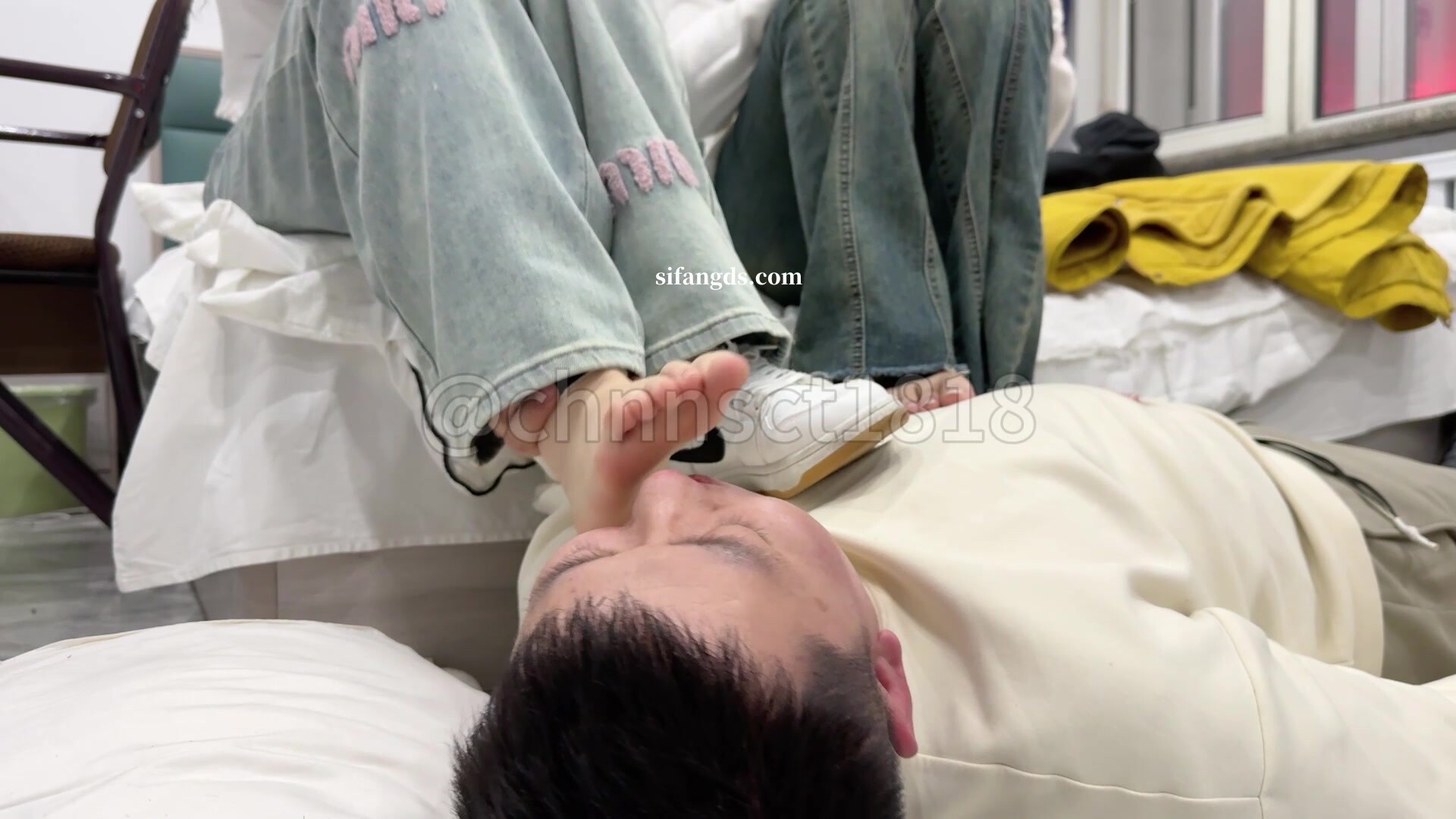 【與精神小妹的那些年】表姐初體驗最新VIP精選足交踩臉調教，好幾個妹子一起，吃嫩妹的大便，享受特殊的待遇！(1)
