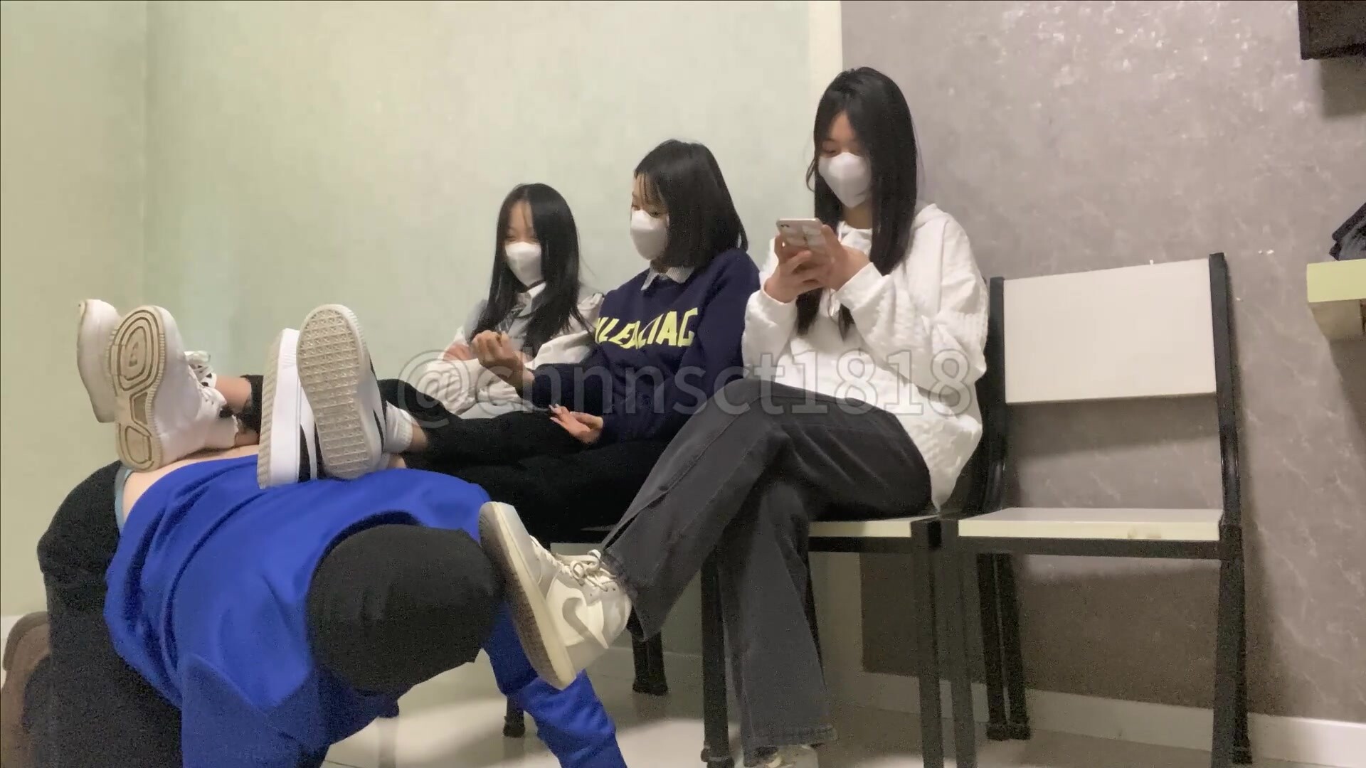 【與精神小妹的那些年】3素人女生最新VIP精選足交踩臉調教，好幾個妹子一起，吃嫩妹的大便，享受特殊的待遇！