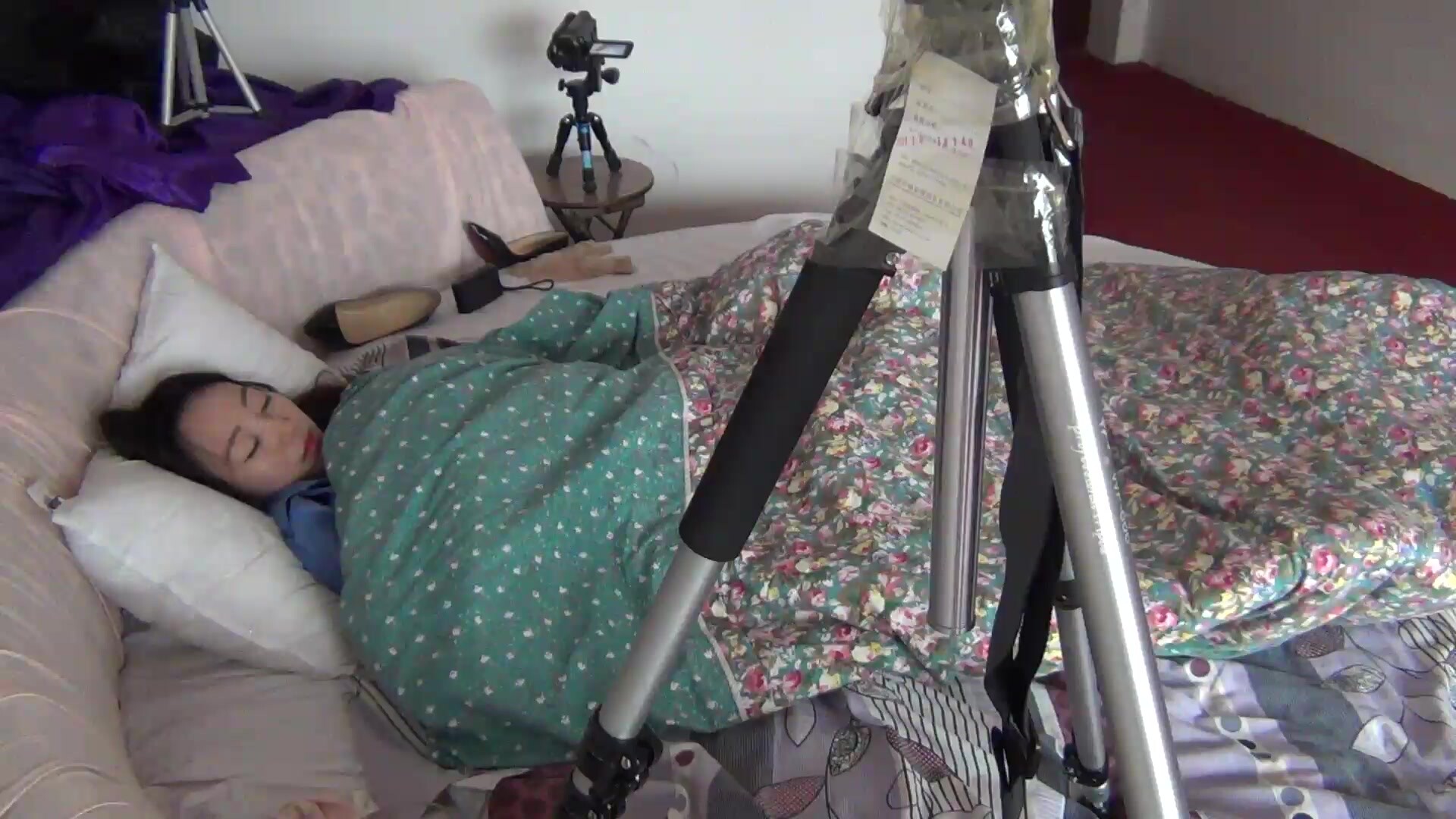 下藥迷翻好身材的女下屬各種姿勢爆插她的肥鮑魚 (2)