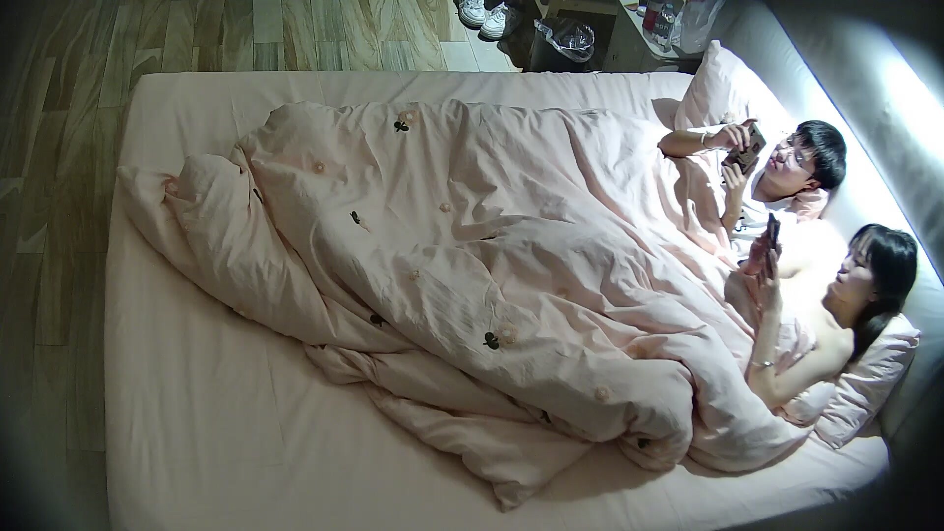 大學城民宿小夥帶女朋友出遊住店 這女生好漂亮 身材皮膚都好 特別那小巧挺翹小屁股 誰見誰著迷 (2)