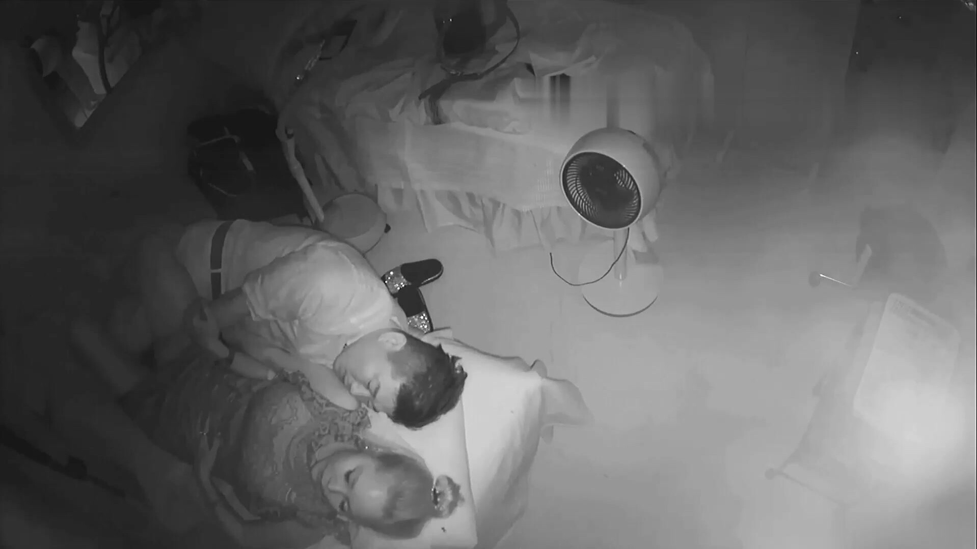 【商鋪破解攝像頭】風韻猶存美容店老闆娘關門後，半脫衣服與小男友激情造愛口交內射，全程很激情
