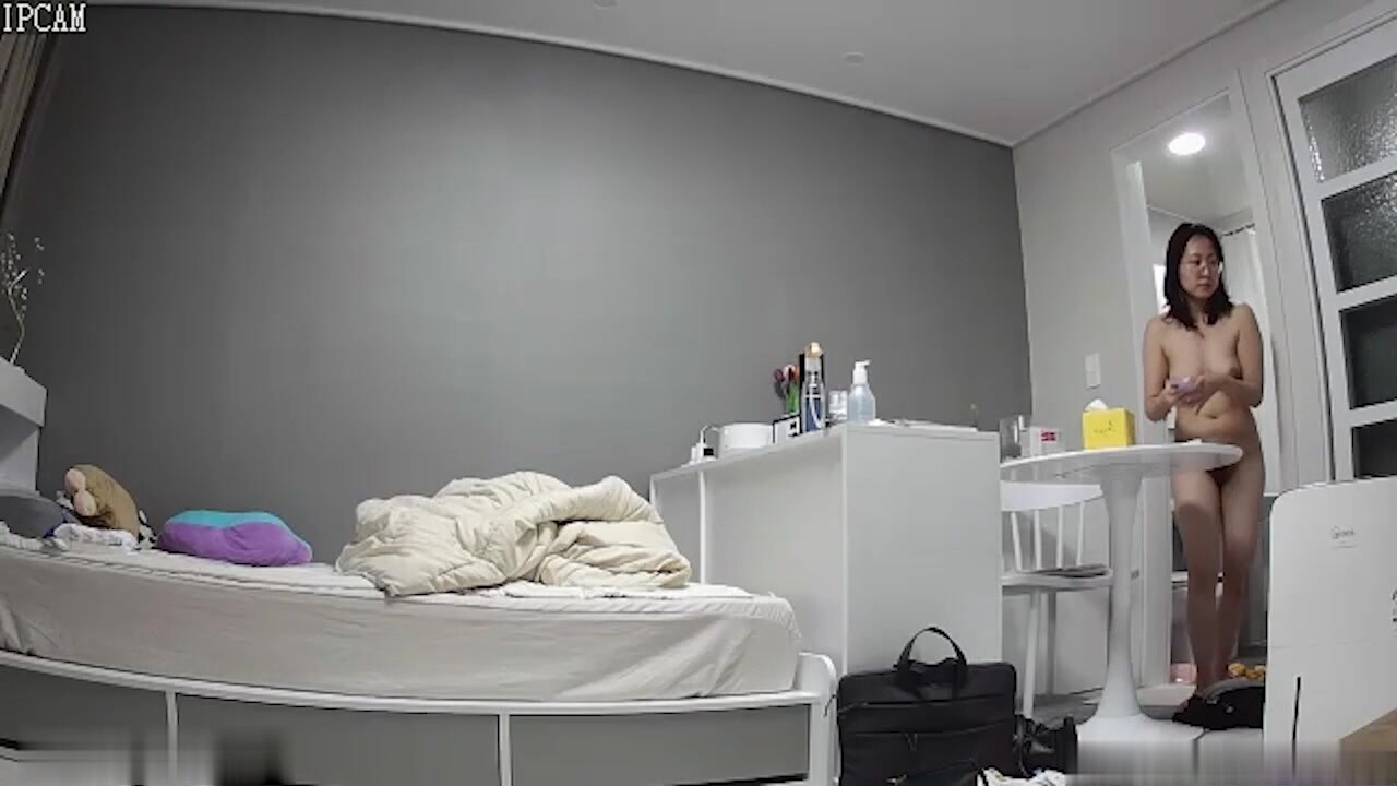 邪惡的房東暗藏攝像頭偷拍身材豐滿的少婦洗澡噓噓