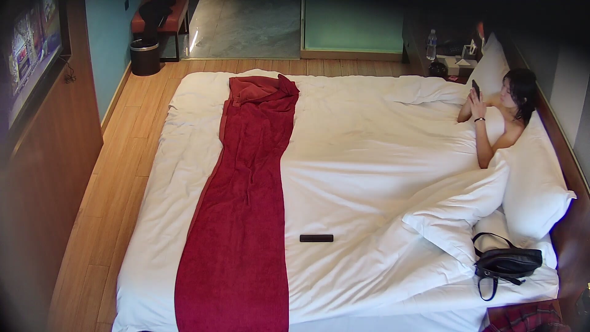 公寓酒店看樣子是上司帶下屬出來偷腥 女人身材模樣是真極品 這胸 這屁股都沒得說 男人真廢 (2)