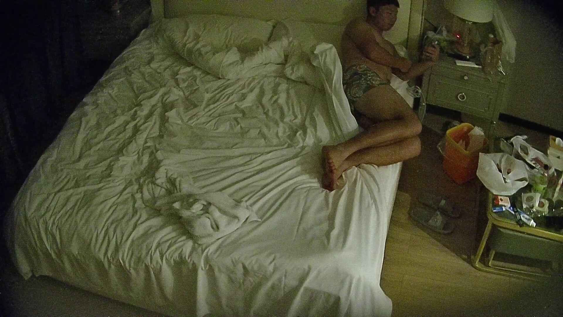 公寓酒店大哥帶媳婦住酒店 興致來了想搞一炮 不過實力確實有點難評 心有餘而力好像不足了 (2)