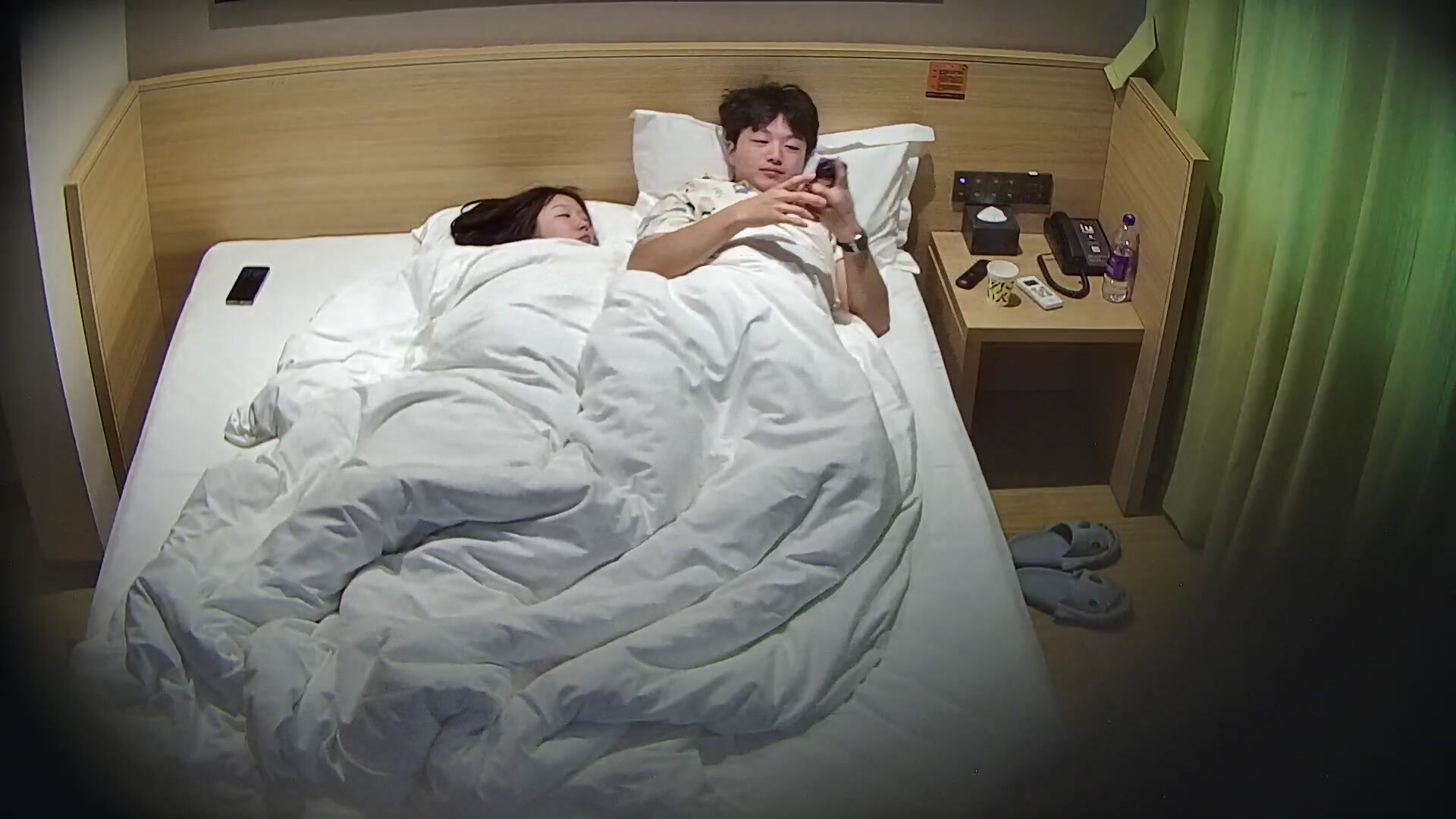 民宿酒店捲毛哥帶女朋友過暑假 這女人極品啊 模樣 皮膚 身材簡直一流 特別是胸和屁股 圓潤 (1)