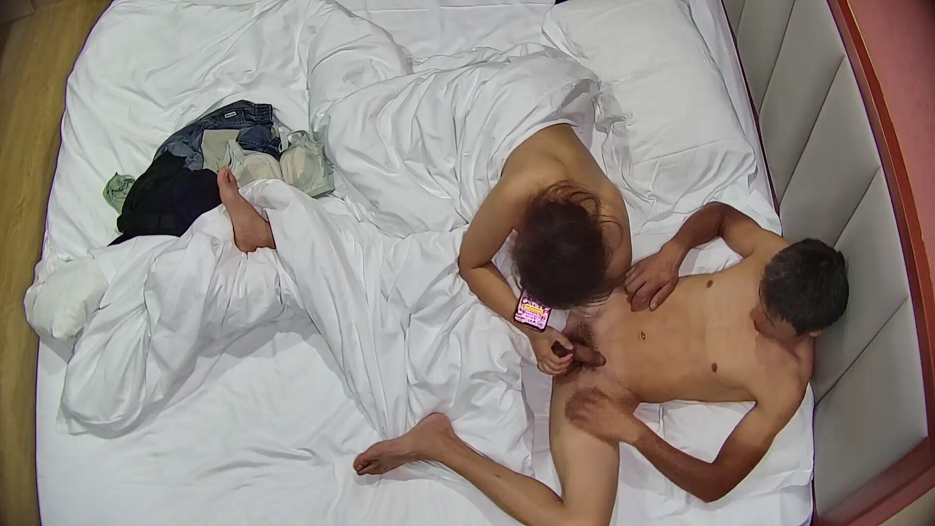 大學城大哥帶媳婦出來購物 累了開個房休息一下 順便打一炮 超真實的夫妻狀態 沒前戲 幹就完了 (1)