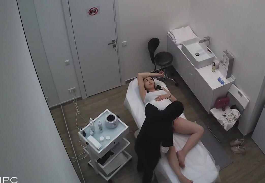 仁愛醫院監控破解偷拍兩個陰部微整形的美少婦小黑B瞬間秒變小白虎