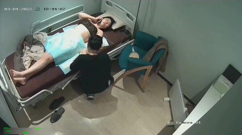 整形醫院破解攝像頭，偷拍女明星氣質小姐姐做醫美，大膽的在病房裡自慰 (3)