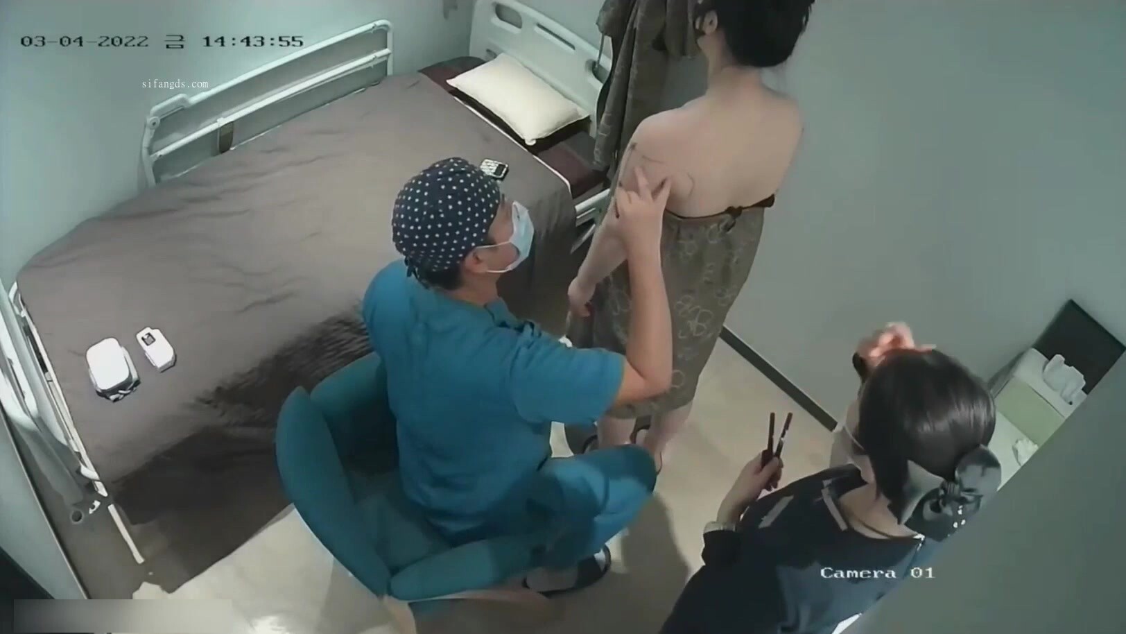 整形醫院破解攝像頭，偷拍女明星氣質小姐姐做醫美，大膽的在病房裡自慰 (2)