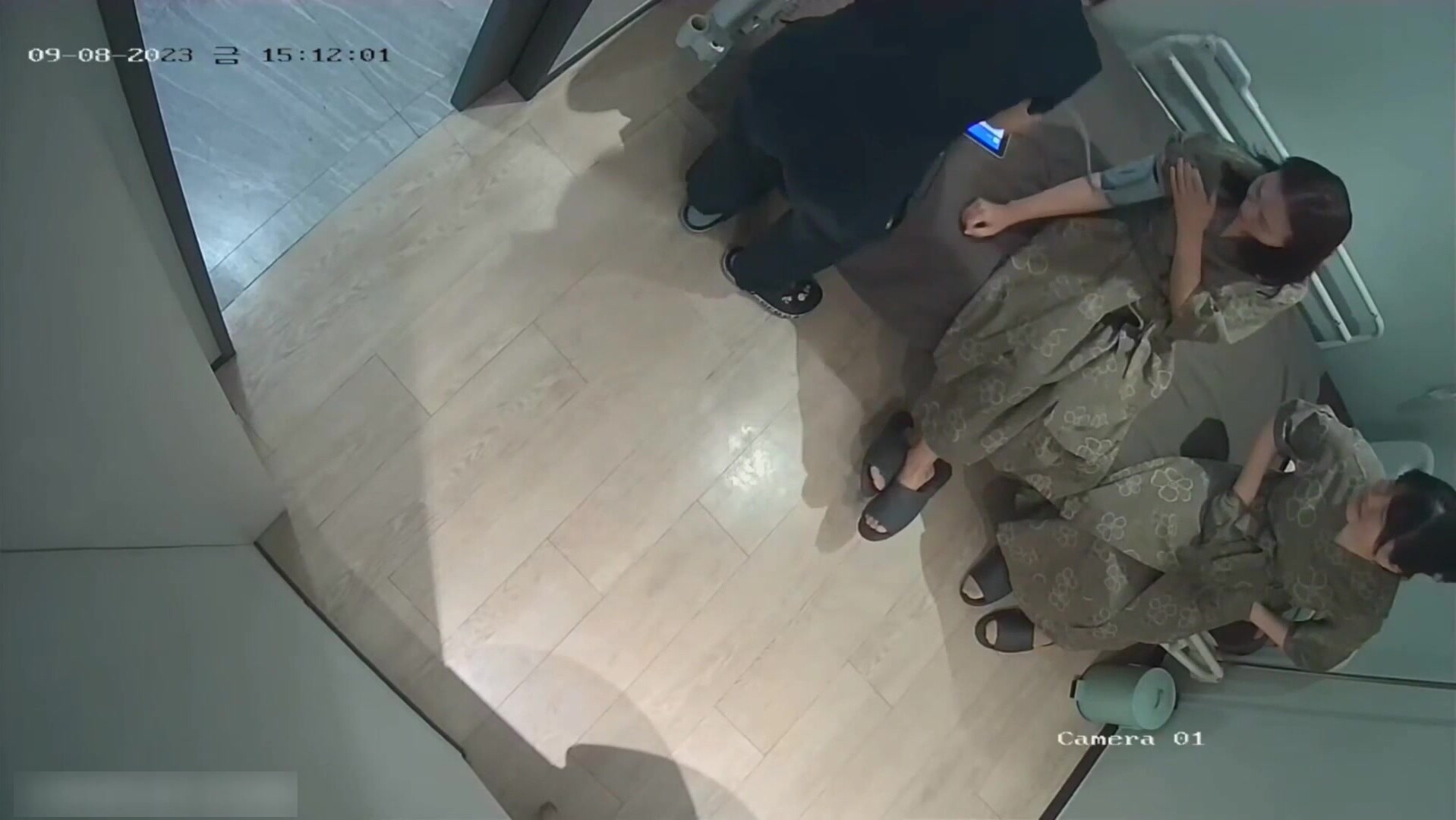 整形醫院破解攝像頭，偷拍女明星氣質小姐姐做醫美，大膽的在病房裡自慰 (5)