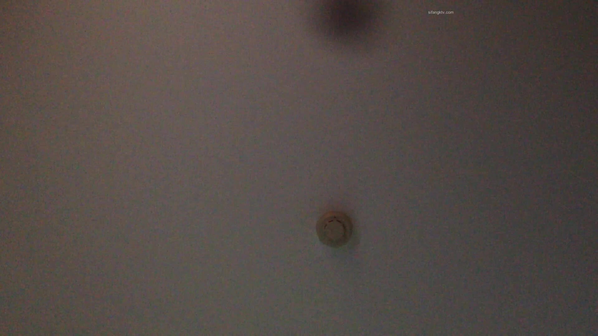 大叔酒店露臉約炮白白嫩嫩的美女同事很害羞不讓拍