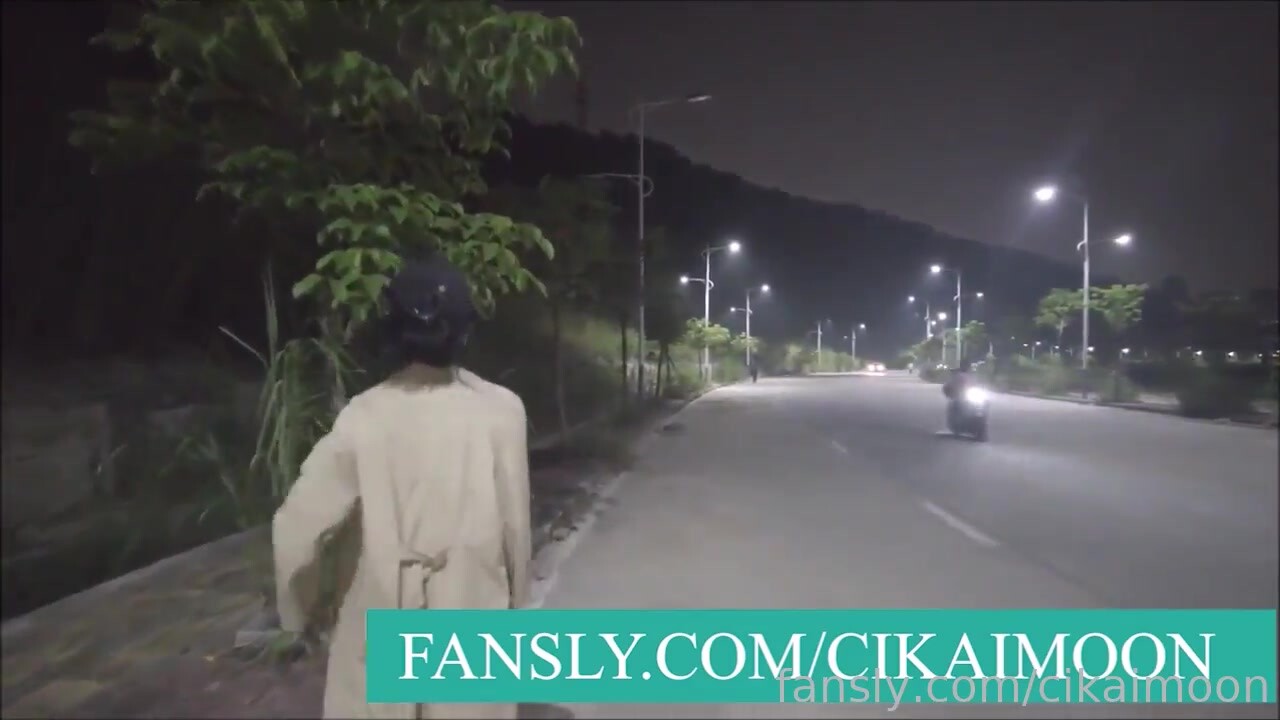 【cikaimoon】天花板露出狂人御姐③，更大膽直接，全裸幫老農幹活和大叔打籃球 (2)