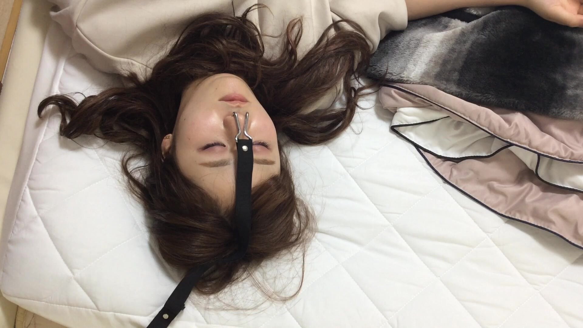 大神灌醉喝多的美女同事帶回酒店各種姿勢把玩她的大肥B (2)