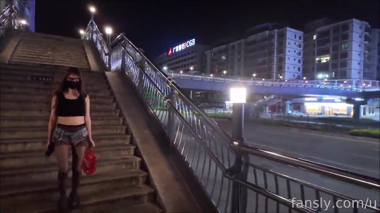 【cikaimoon】天花板露出狂人御姐無視路人，全裸下鄉閒逛，露點給獨居老人做飯 (1)