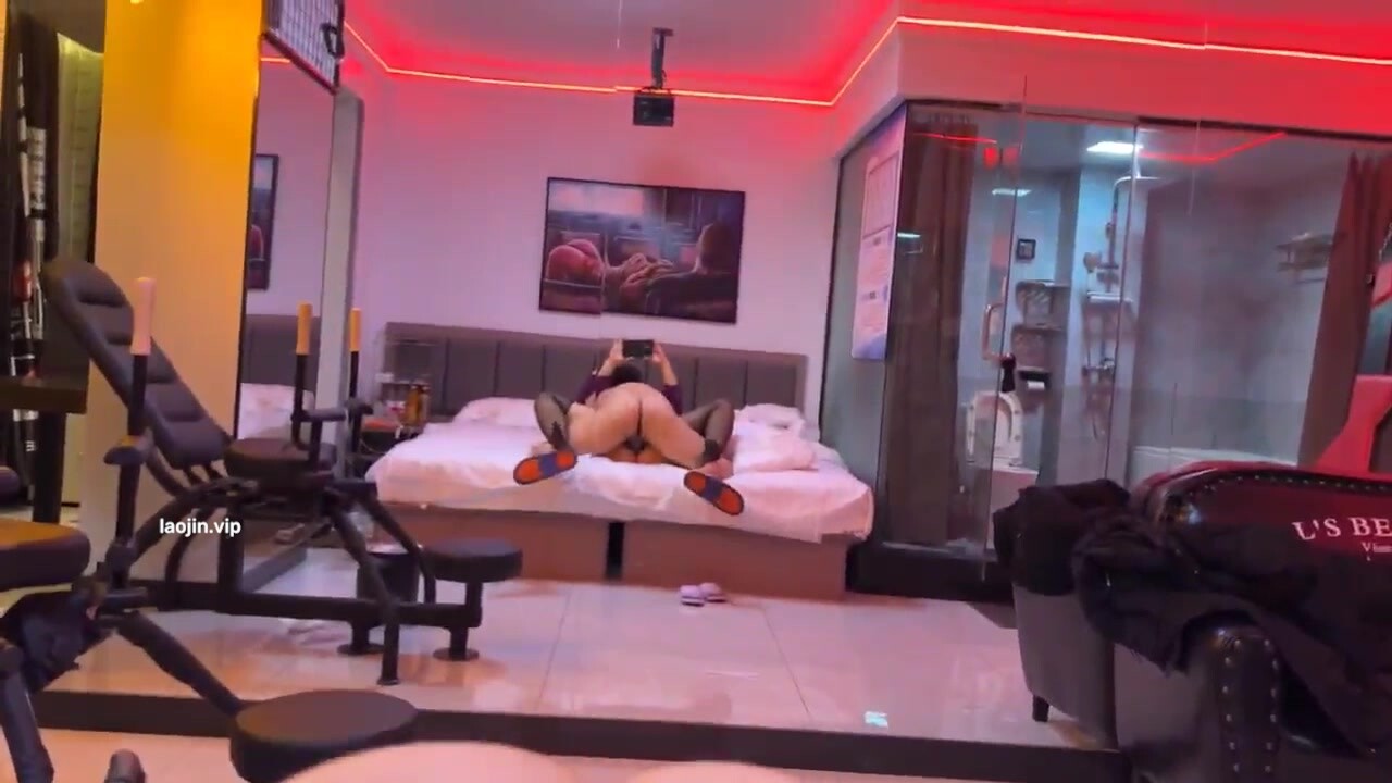 【fKabuto】富二代約炮一個極品學生妹，一個人妻，完美露臉，不同風味都要享受，床上都好騷 (2)