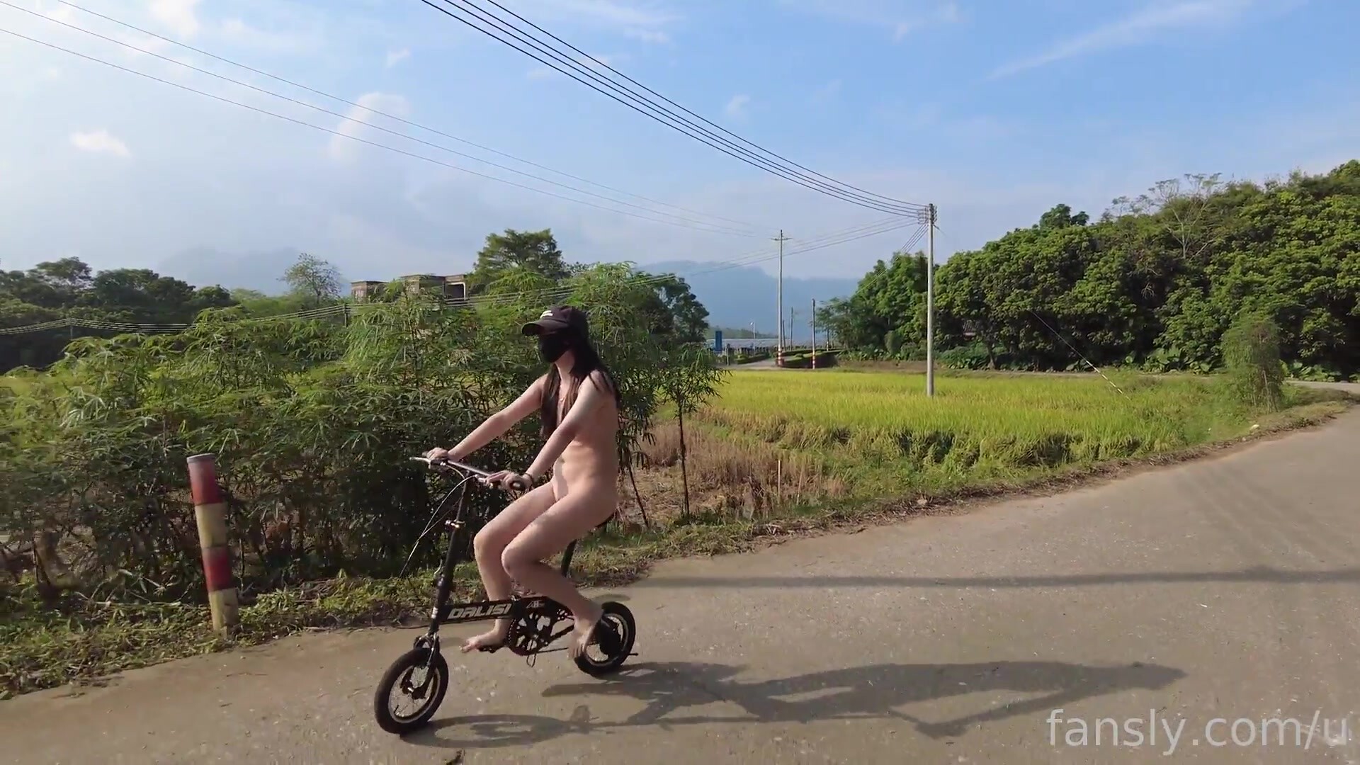 【cikaimoon】天花板露出狂人御姐無視路人，全裸下鄉閒逛，露點給獨居老人做飯 (3)