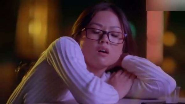 亞裔女孩愛黑屌和手臂一般粗的巨屌妹妹根本承受不住