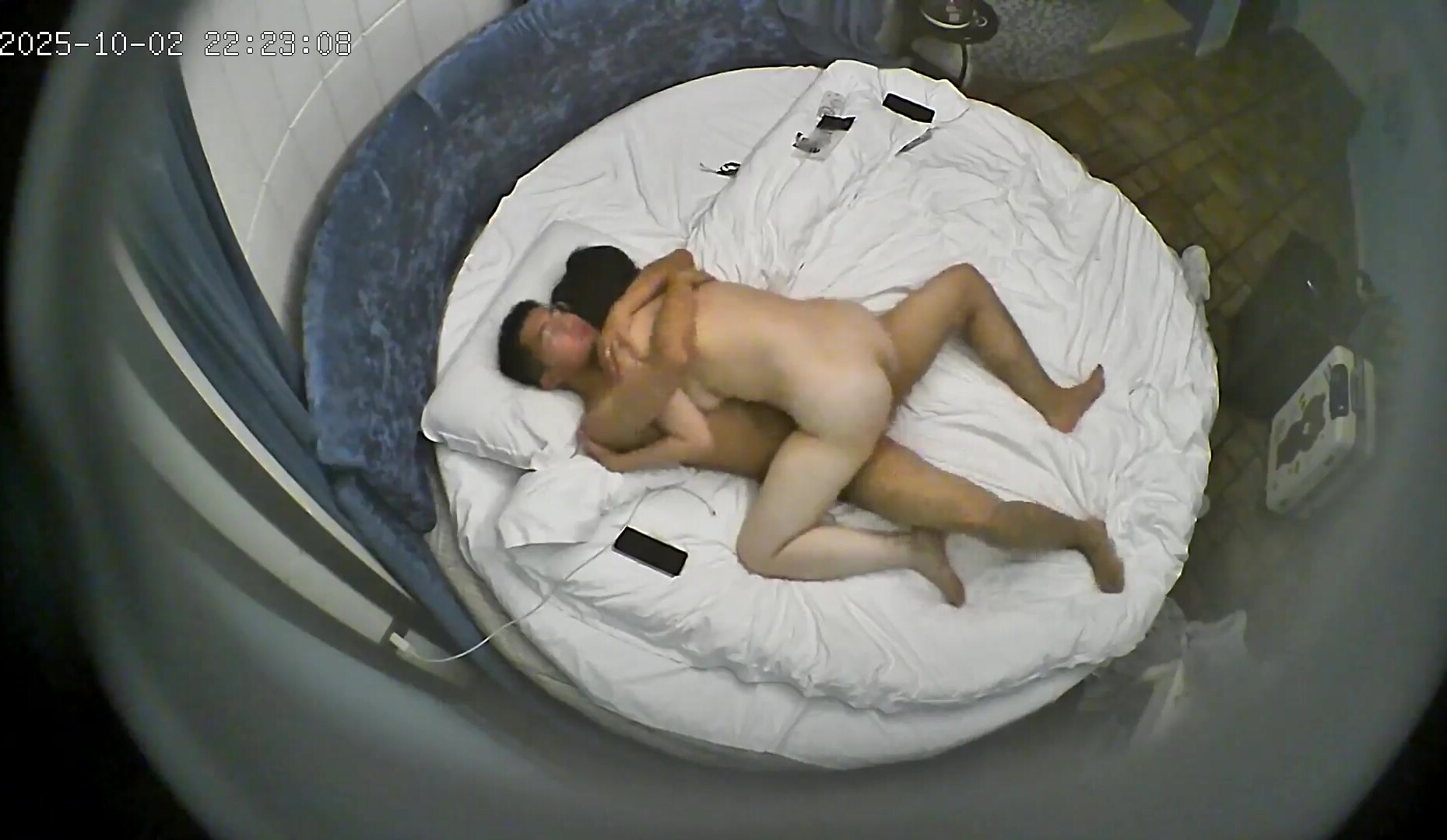 酒店偷拍 流出帶著行李箱一塊度假的學生情侶清純學妹一開始很抗拒 被眼鏡男友按倒床上一頓搞