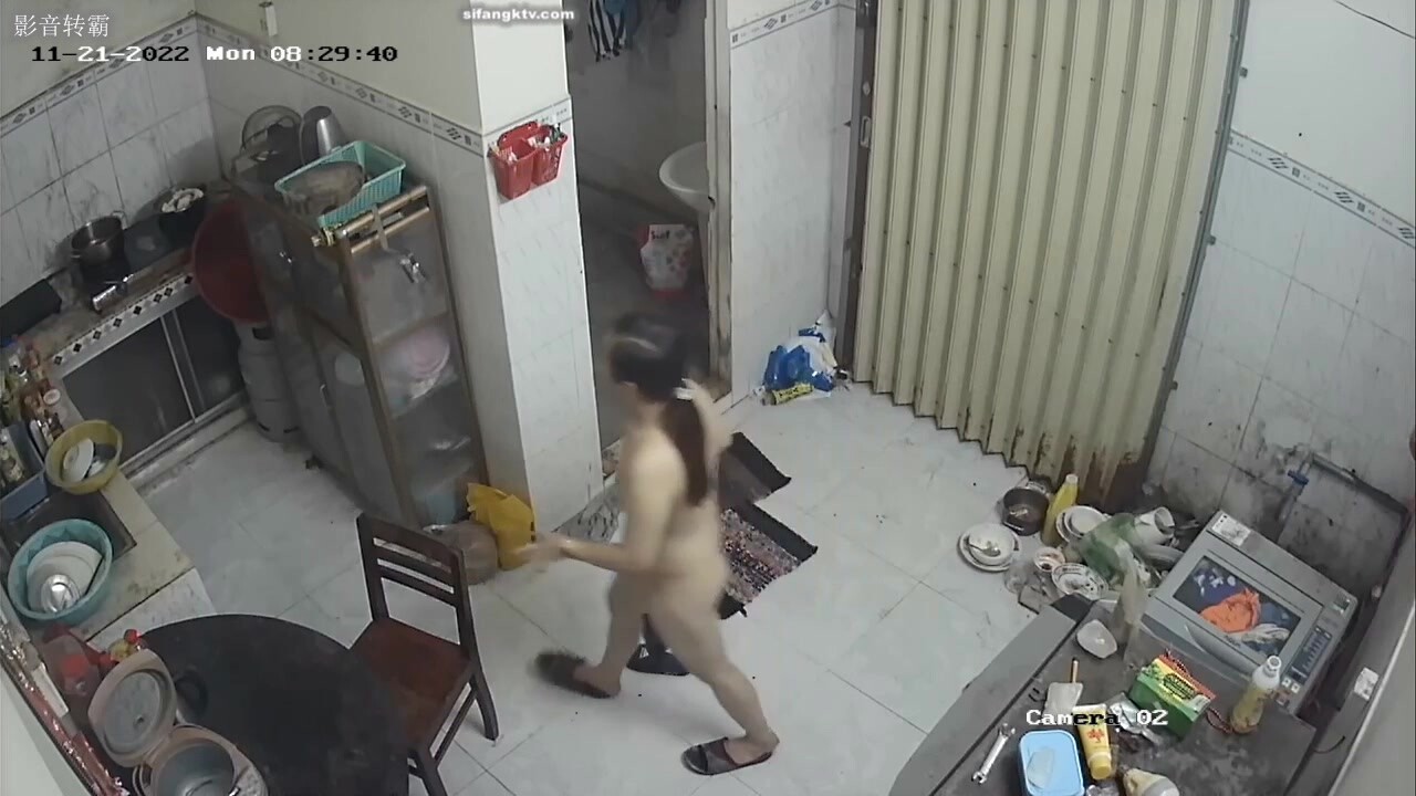 駭客破解出租屋攝像頭 真實偷拍一對夫妻家中裸奔日常生活，老公的蠶蛹雞巴實在是拿不出手 (2)