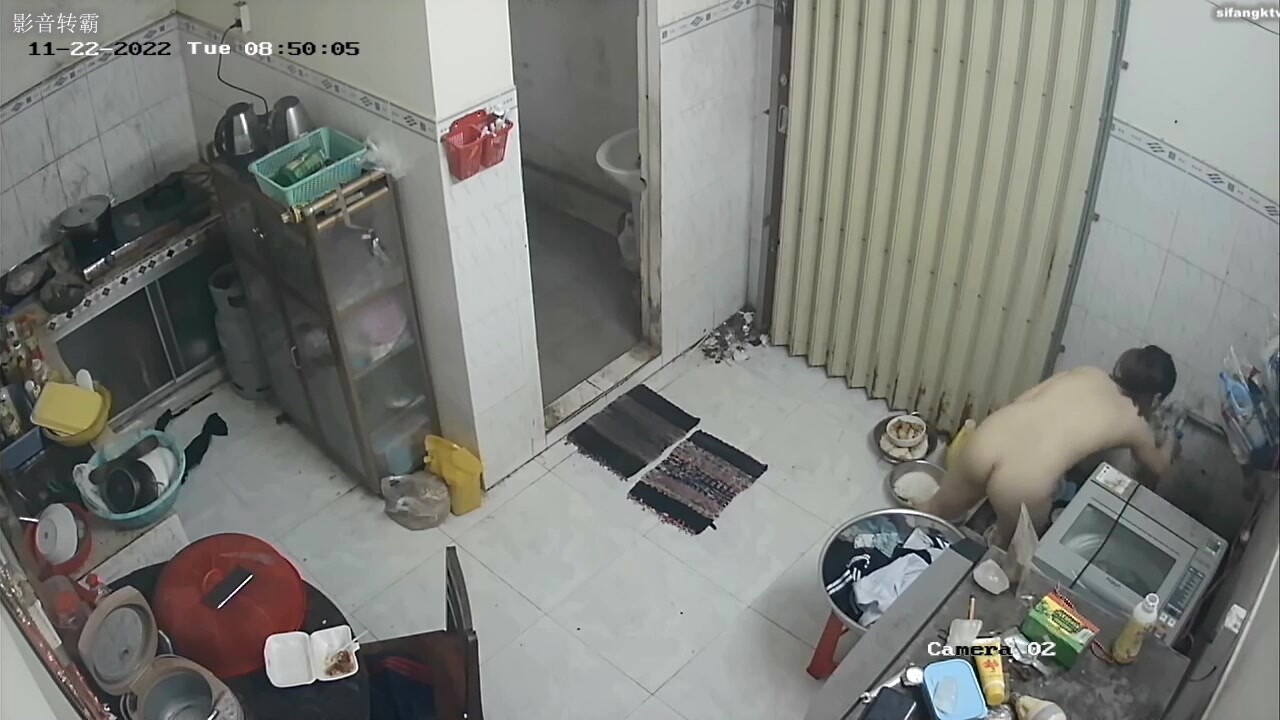 駭客破解出租屋攝像頭 真實偷拍一對夫妻家中裸奔日常生活，老公的蠶蛹雞巴實在是拿不出手 (3)