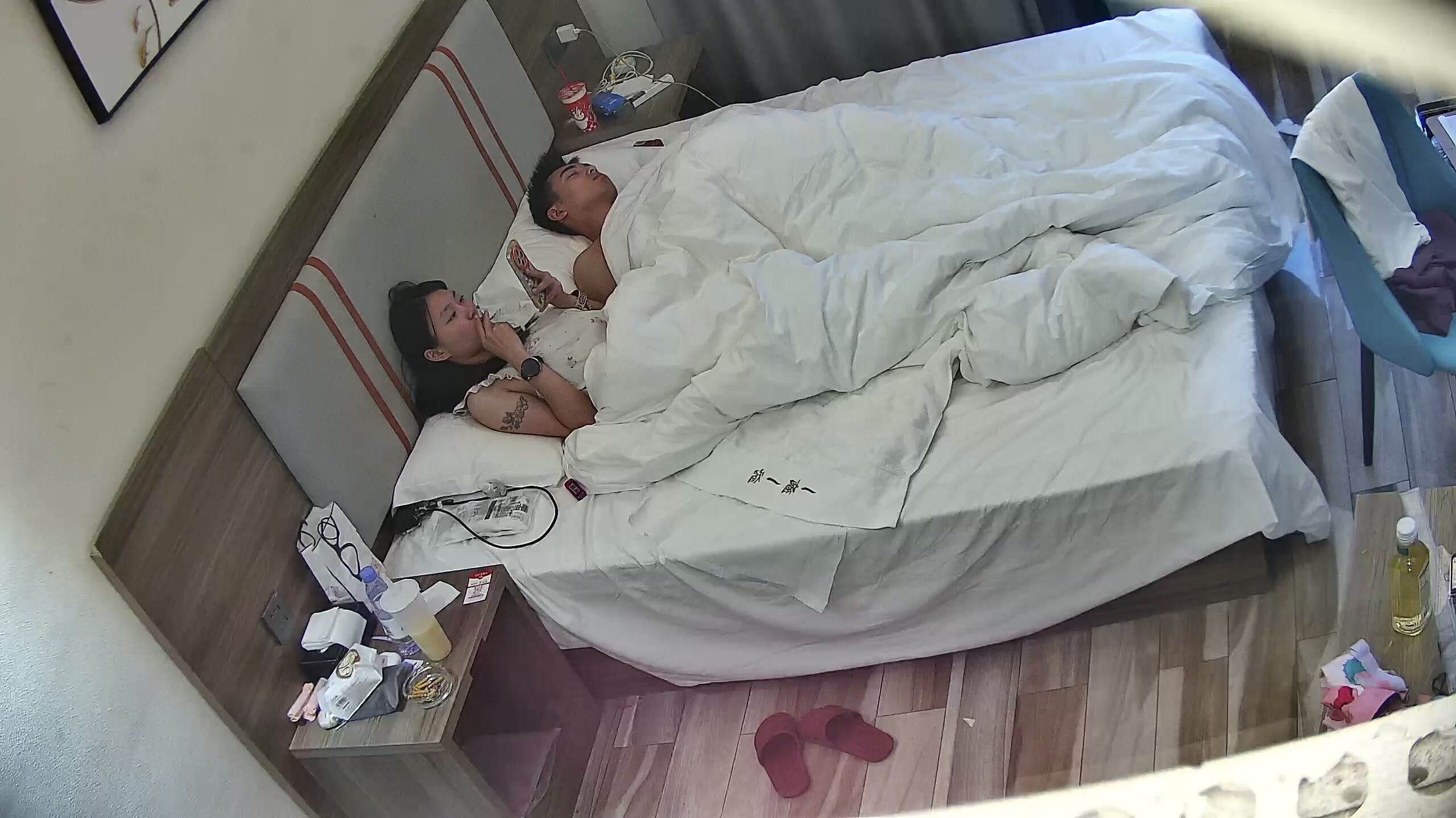 民宿酒店 小情侶連住三天 各種姿勢輪著來操 女人也是社會姐 大面各紋身猶如BUFF加成 男人打樁更賣力 (3)